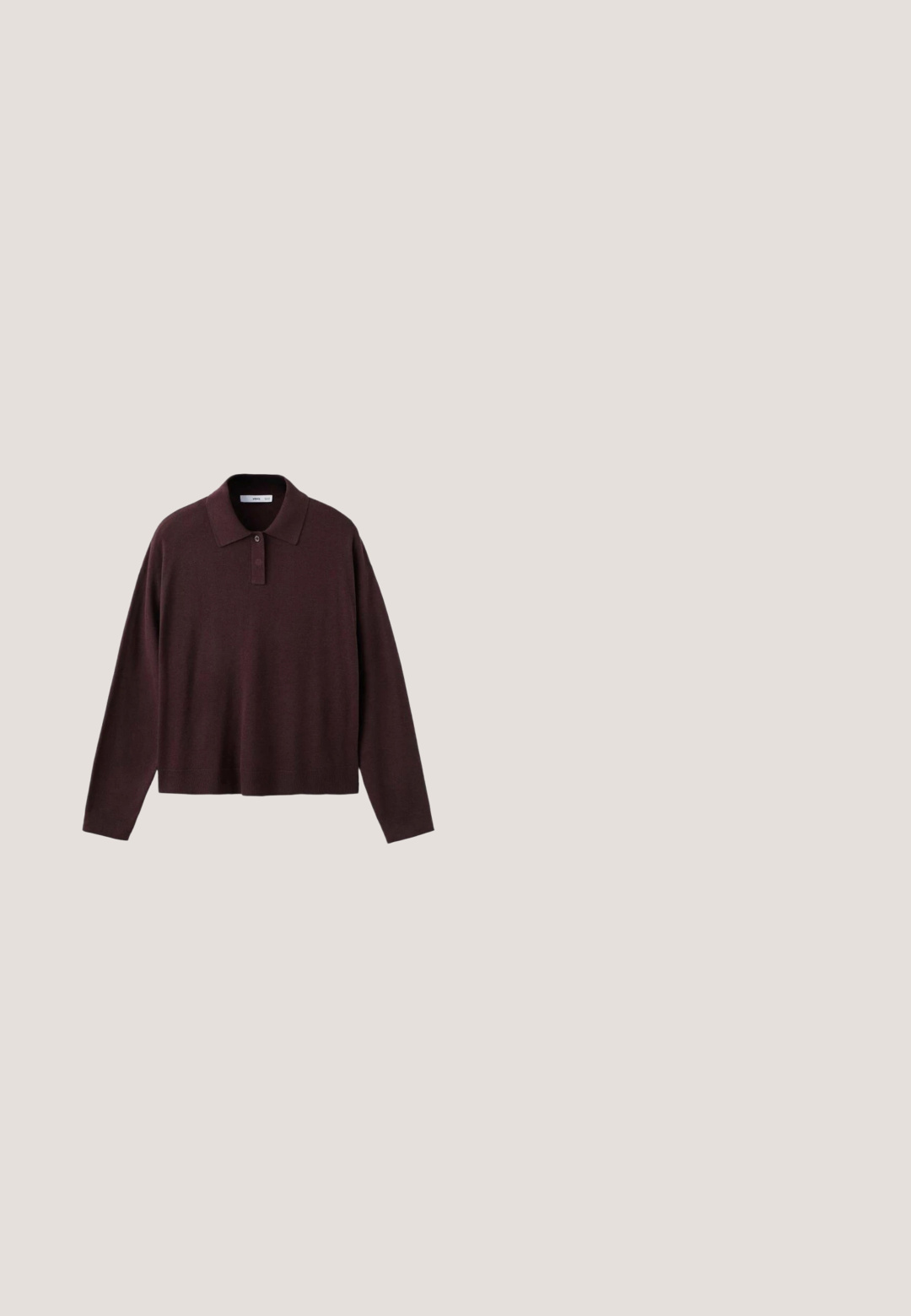 Pull polo en tricot marron foncé à manches longues, avec col et patte à deux boutons, présenté sur fond blanc.; Blouse sans manches marron foncé avec un décolleté en V profond, un large col et un détail froncé au centre devant.; Shorts marron cintrés taille haute, longueur jusqu'aux genoux, avec passants de ceinture, plis à l'avant, poches latérales et fermeture frontale dissimulée.; Escarpins slingback noirs en cuir verni à bout pointu avec une boucle décorative et des fines brides de cheville.; Lunettes de soleil œil de chat bourgogne avec des verres foncés, monture en plastique lisse et accents dorés sur les côtés. Design stylé et angulaire.; Sac à bandoulière triangulaire marron foncé doux avec une poignée large unique en haut et une texture de surface lisse.