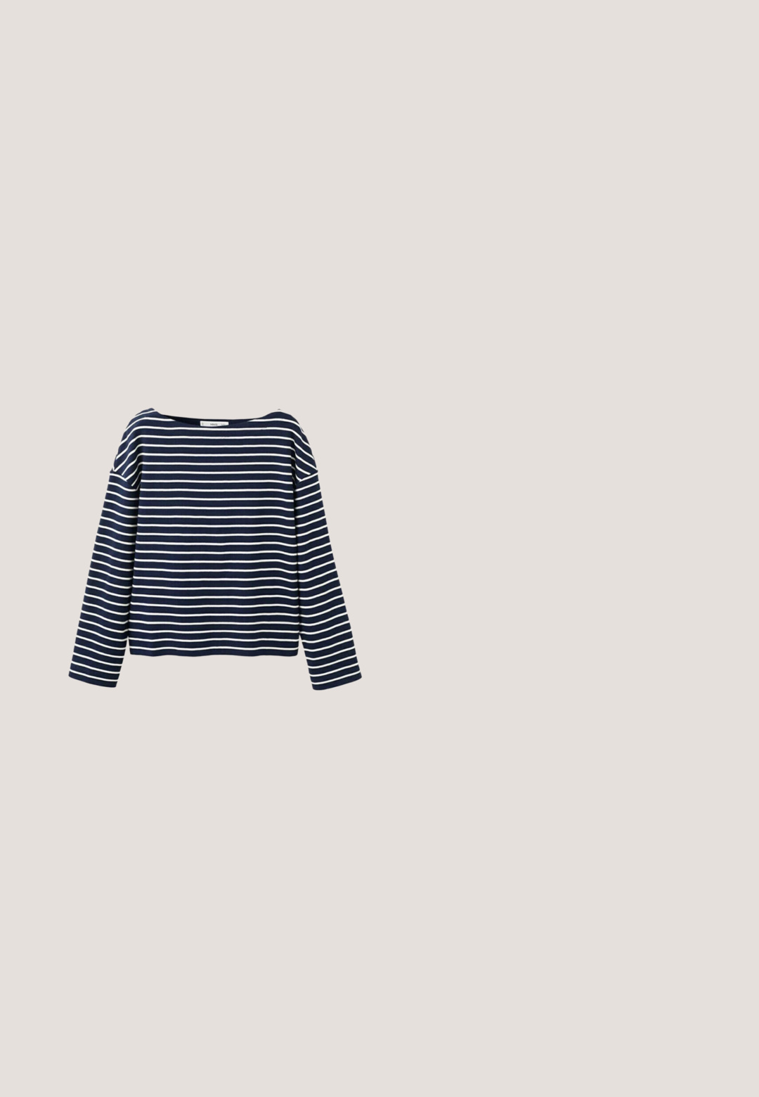 Donkerblauw shirt met lange mouwen en witte horizontale strepen, met een brede ronde halslijn, weergegeven op een witte achtergrond.; Donkerblauw denimoverhemd met lange mouwen, knoopsluiting aan de voorkant, twee borstzakken en zichtbare witte stikseldetails.; Donkerblauwe wijde jeans van denim. Voorzien van een ceintuurband met meerdere knopen, voorkruiszakken en een nette afwerking aan de zoom.; Marineblauwe rubberen laarzen met een gestructureerd oppervlak, gespsluiting bij de bovenkant en een grove zool voor grip.; Mariene blauwe zonnenbril met een slank cat-eye ontwerp, plastic montuur en bruin getinte lenzen. Bevat subtiele branding op het veertje.; Grote marineblauwe tote tas met twee lange verstelbare bruine leren schouderriemen op een witte achtergrond.