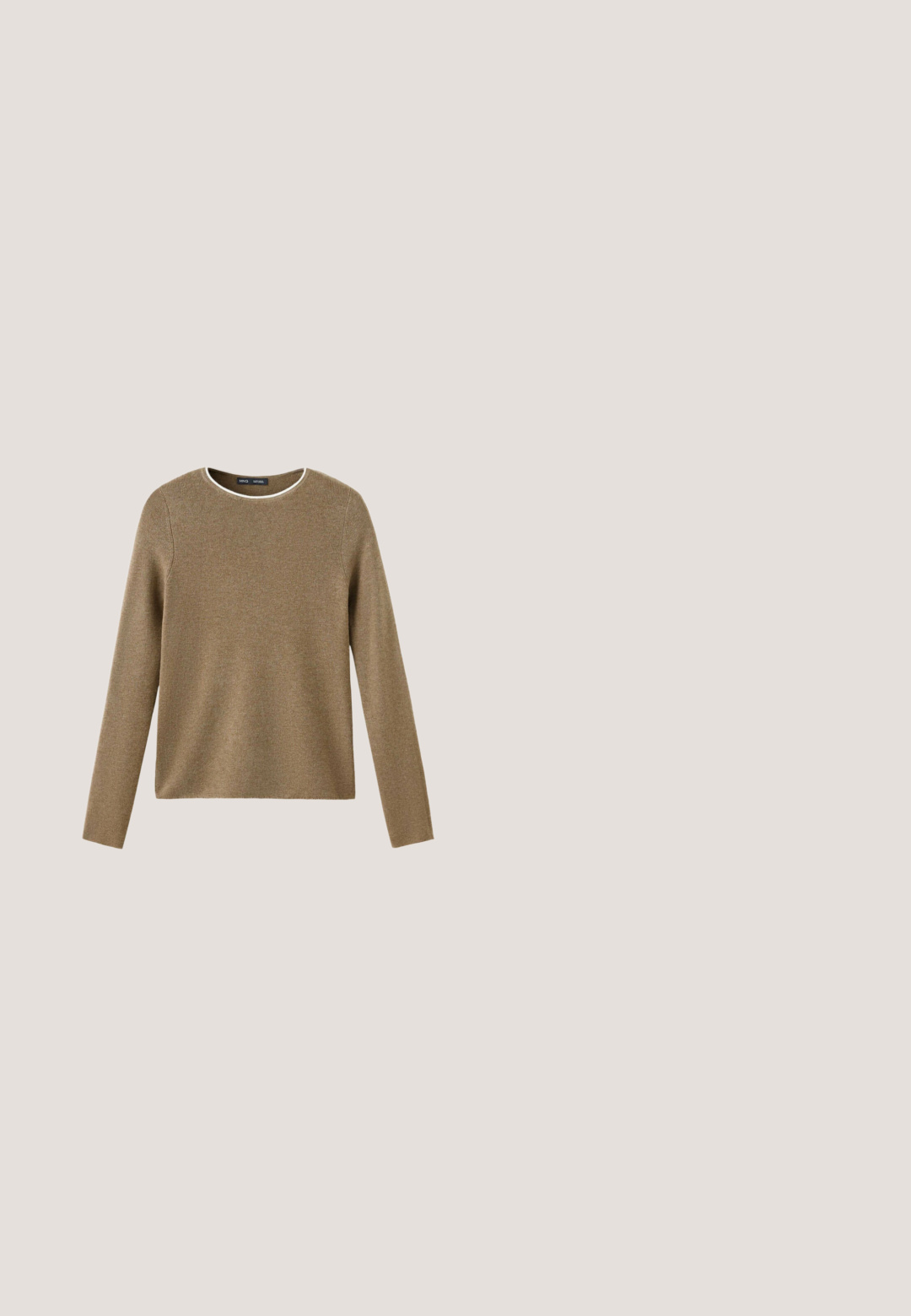 Pull marron à manches longues avec col rond, texture en maille douce et bord blanc autour du col sur fond blanc.; Veste marron foncé à manches longues avec col, deux boutons et une ceinture assortie en tissu nouée à la taille.; Pantalon blanc ample avec taille élastique et poignets élastiqués, fabriqué en tissu léger.; Chaussure de ballet plate marron avec lacets autour de la cheville et œillets latéraux, en cuir lisse, montrée de profil sur fond blanc.; Lunettes de soleil écaille de tortue marron avec des verres ovales, dotées d'une fine monture et d'un petit accent métallique sur le côté. Fini texturé et poli.; Sac à main rectangulaire marron foncé avec une longue bandoulière, rabat avant sécurisé par une lanière verticale à boucle, et petites poches latérales avec fermeture par boutons.