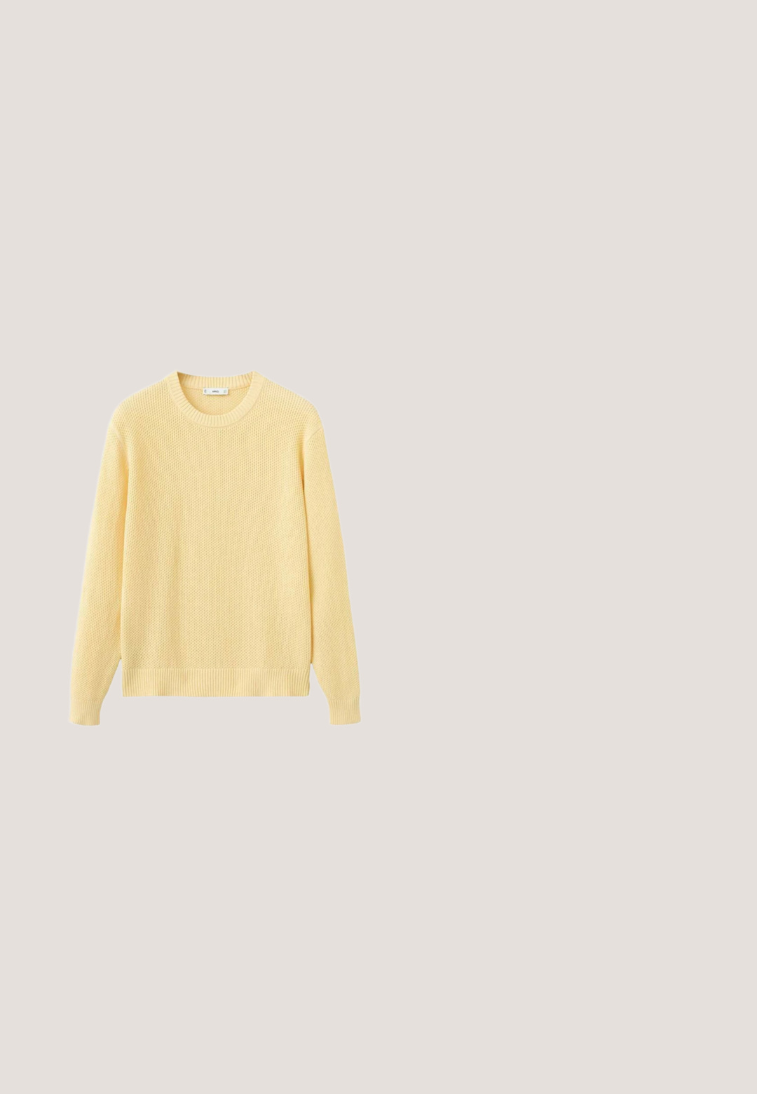 Pull tricoté jaune clair à manches longues, col rond, avec poignets et ourlet côtelés, présenté sur un fond blanc.; Veste boutonnée beige clair avec col, manches longues, une poche poitrine et deux poches latérales, présentée sur fond blanc.; Pantalon beige clair à jambes droites avec fermeture par bouton, passants pour ceinture et poches avant, présenté sur fond blanc.; Sandale en daim marron avec des brides croisées, boucle de cheville noire réglable et semelle plate noire, vue de côté.; Lunettes de soleil rectangulaires avec de grosses montures écaille de tortue marron et des verres teintés marron sur fond blanc.; Trousse de toilette rectangulaire en cuir marron avec poche avant zippée et poignée latérale, présentée sur fond blanc.