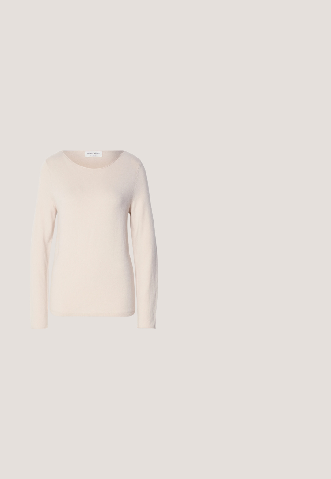 Lichtroze langemouwen top van zacht, lichtgewicht materiaal, met een ronde halslijn en een subtiele textuur over het oppervlak.; Beige corduroy overhemdjack met een kraag, een sluiting met vijf knopen en een enkele borstzak. Zachte textuur met verticale ribbels.; Beige corduroy broek met rechte benen, voorkant met knoopsluiting en zijzakken, zichtbaar op een witte achtergrond.; Witte en beige sneaker met een bovenwerk van suède en textiel, voorzien van contrasterende stiksels, een rubberen zool en een lichtblauwe accenten op de hiel.; Beige leren schoudertas met een halvemaanvorm, ritssluiting aan de bovenkant en een afneembare riem. Heeft goudkleurige hardware en gestikte accenten.; Zilveren oorbel met een gepolijste afwerking, met kleine gouden accentdetails en een ronde vorm, gedragen op de oorlel.