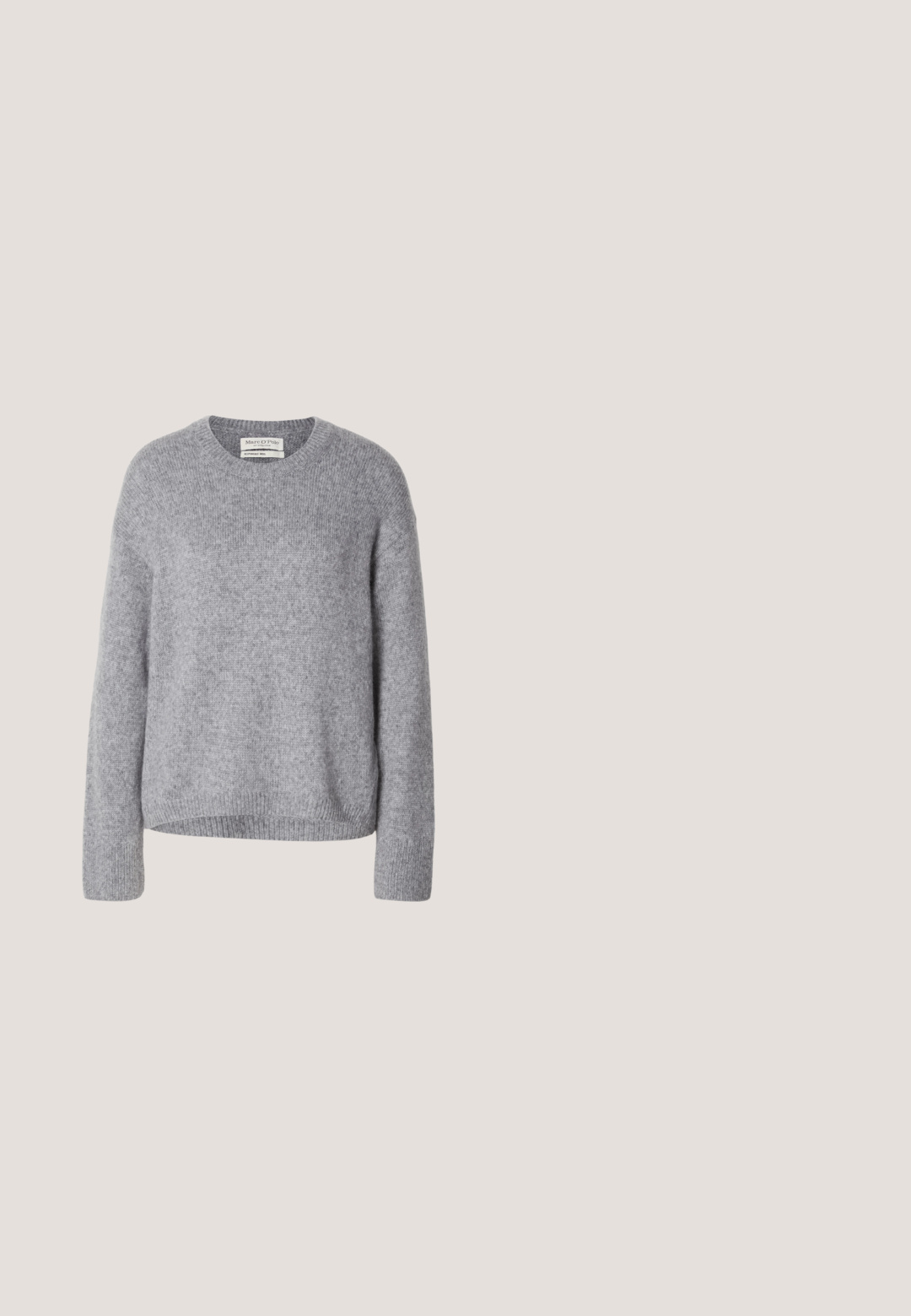 Lys grå strikket uldtrøje med lange ærmer og ribbetræk ved ærmerne, kanten og rund halsudskæring, udstillet på en hvid baggrund.; Kort hvid bomulds-T-shirt med V-hals og korte ærmer, vist på en ensfarvet hvid baggrund.; Sorte bukser med en lige ben-design, der har to forlommer og en talje. Lavet af et glat, let stof.; Sorte slide sandaler med dobbelt spænde, vævet jute platform sål med guldperler og kork fodseng. Tekstureret gummisål.; Brun læder tote taske med en glat overflade, åben topdesign og to skulderremme. Har minimal syning og ingen synlig hardware.; Gyldne øreringe i hoop med store, teksturerede blomsterformede vedhæng, vist på en ensartet hvid baggrund.
