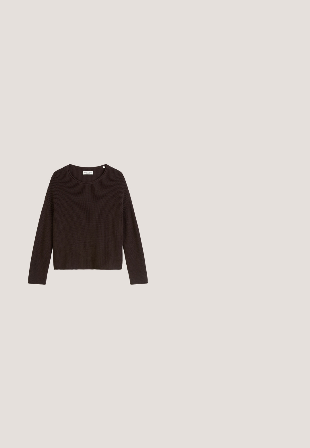 Suéter negro de punto acanalado con cuello redondo y mangas largas. Presenta un corte holgado y una superficie texturizada. Etiqueta: Mare O'Polo.; Camisa marrón de botones en tela de algodón, con mangas largas, un bolsillo en el pecho, botones blancos y un diseño de cuello clásico.; Mos Mosh MMDARA DELUXE JEANS - Vaqueros boyfriend - dark blue; Zapato Mary Jane de ante marrón con una puntera de charol negro, correa ajustable y un tacón bajo. Textura suave con acentos mínimos.; Bolso de hombro de ante marrón con una textura suave y una sola correa ajustable; presenta un diseño minimalista y una discreta marca en el frente.; Pendiente de aro de plata con un acabado pulido, que presenta pequeños detalles en dorado y una forma redonda, llevado en el lóbulo.