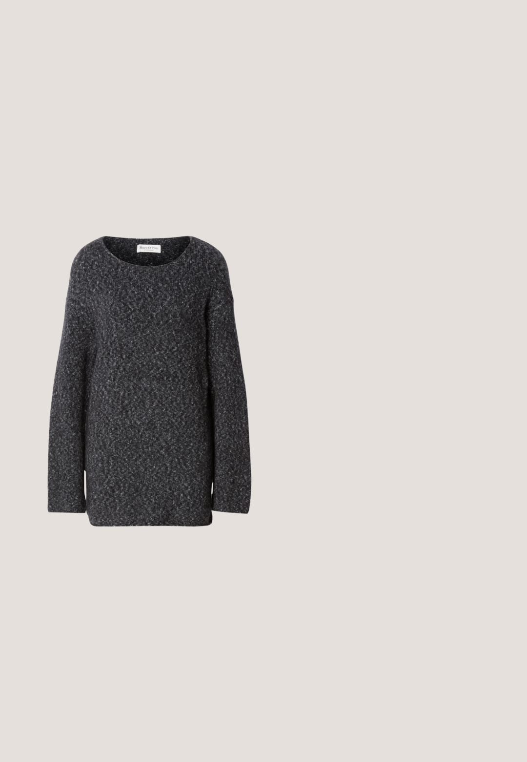 Suéter de punto gris oscuro con un escote amplio, mangas largas y un corte relajado. Textura suave con un sutil patrón jaspeado en toda la prenda.; Camisa blanca de manga larga y cuello hecha de algodón. Presenta un cierre de botones en la parte delantera y un bolsillo en el pecho. Textura suave, ajuste relajado.; Pantalones negros de pierna ancha con una textura suave, que cuentan con dos bolsillos frontales y una cintura elástica para mayor comodidad.; Botín negro de tobillo hecho de material brillante, con punta cuadrada y tacón cónico, contra un fondo plateado brillante con almohadillado.; Bolso de mano de charol negro con una forma de media luna única, una asa ancha y acolchada, y cierre de cremallera. Textura lisa y brillante, diseño minimalista.; Dos pares de pendientes de aro plateados y brillantes con un diseño distintivo en forma de V puntiaguda, exhibidos sobre un fondo blanco.