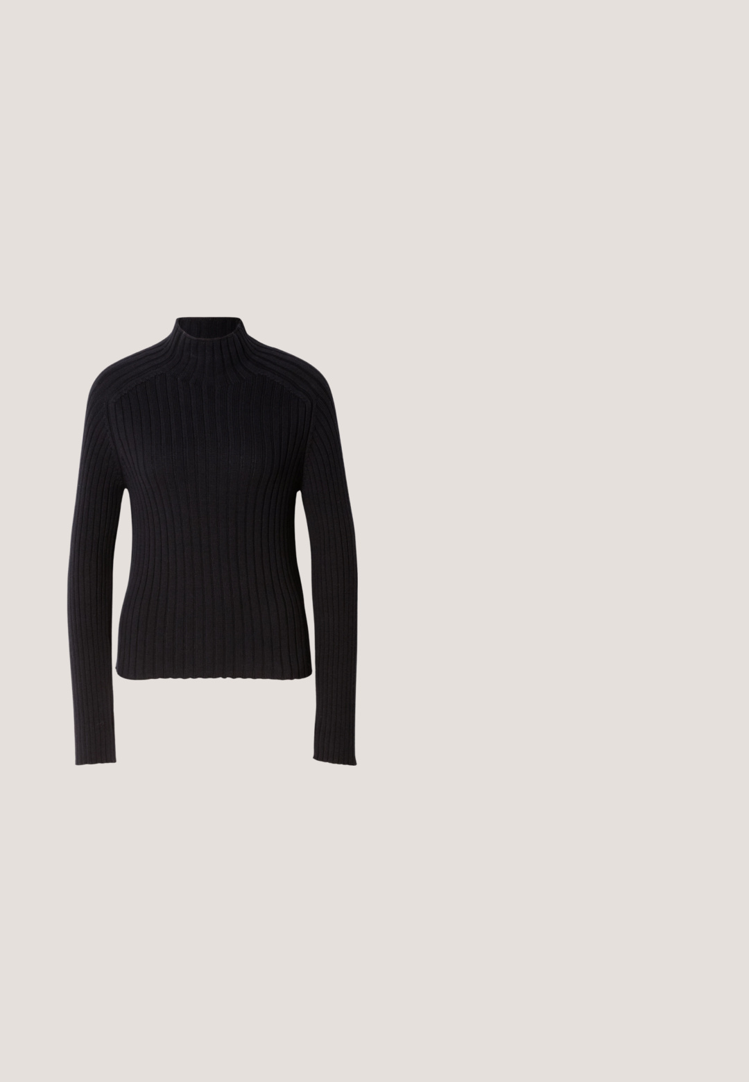 Sort rippet turtleneck sweater med lange ærmer, tætsiddende design og struktureret overflade. Fremstillet af et strækbart strikket stof.; Mørkeblå kordfløjlsjakke med stor spids krave, knaplukning foran og to klapbrystlommer med knapper.; Sort fløjlskørt med plisseret design, der har en lige snit, tekstureret overflade og en talje for en sikker pasform.; Sorte læder ankelstøvler med spids tå og en kraftig hæl. Glat tekstur med minimale detaljer og et slankt, tætsiddende design.; Sort faux læder tote taske med en tekstureret finish, to lange håndtag og hardware i guld tone-accenter på siden. Rektangulær form.; Guldmetalløreringe med et bølget design; glat, reflekterende overflade; asymmetrisk form; ingen synlige mønstre eller hardware.
