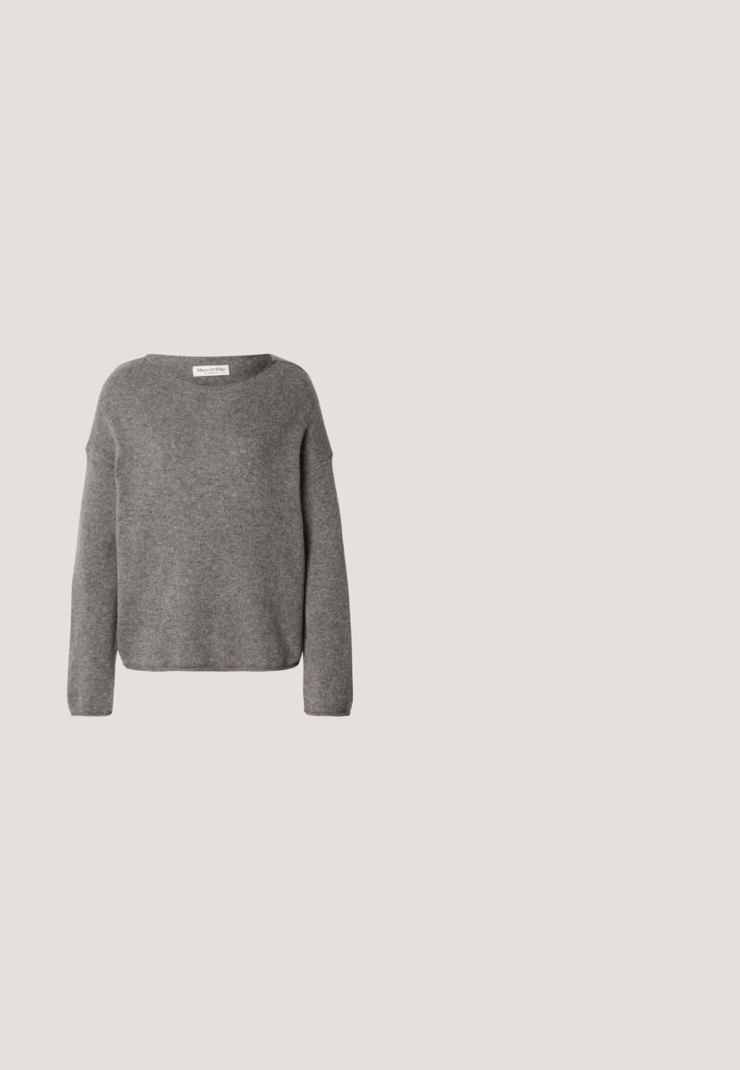 Grå strikket sweater med løs pasform, bred halsudskæring og lange ærmer. Stoffet virker blødt og har en tekstur, der antyder varme.; Grå knap-op skjorte lavet af blødt stof, med krave, lange ærmer, en brystlomme og en knap-lukning ved ærmerne med logo detaljer.; Grå uld blyantskirt med en glat tekstur og tætsiddende design, med en diskret talje og uden synlige udsmykninger.; Sorte læder ankelstøvler med en kraftig hæl, sidelukning med lynlås og glat tekstur, der har et stilrent design og minimal syning.; Sort mulepose med to skulderstropper og guldbeslag, parret med en mindre matchende sort lynlåspung foran.; Par polerede sølv hoops øreringe med lagdelt, buet stangdesign på en ensartet lys baggrund.