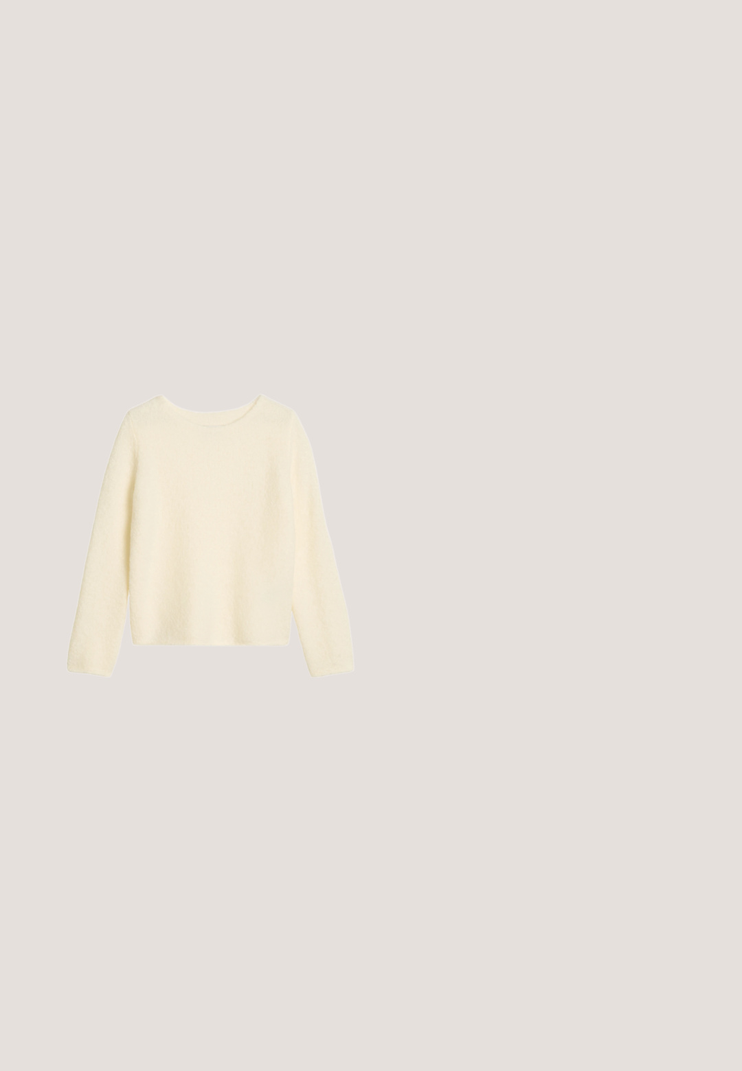 Elfenbenstrikket sweater med lange ærmer, rund halsudskæring og en blød, tekstureret overflade. Lige skåret kant, designet til en afslappet pasform.; Hvid langærmet skjorte med knapper, krave og venstre brystlomme, vist fladt på en lys baggrund.; Lysebeige løstsiddende bukser med elastisk taljebånd, lige ben og ingen synlige lommer, vist fladt mod en hvid baggrund.; Grønne ankelstøvler i ruskind med en blød sål, der har en snørebåndsdesign og stikninger langs kanterne. Båret med sorte jeans.; Marineblåt silketørklæde med hvide prikker i midten og hvide stribede kanter, foldet til en trekant.; Beige textured shopper-taske med mørkeblå og hvide lodrette stribede håndtag og justerbar skulderrem med guldfarvet hardware.