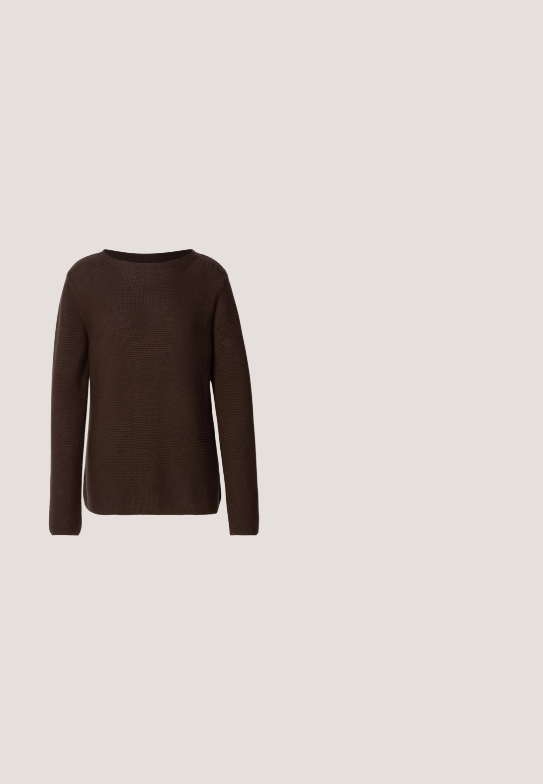Bruine gebreide trui met een brede halslijn, lange mouwen en een textuurpatroon. Het ontwerp heeft een ontspannen pasvorm en een rechte zoom.; Beige corduroy overhemdjack met een kraag, een sluiting met vijf knopen en een enkele borstzak. Zachte textuur met verticale ribbels.; Wijde broek gemaakt van een gladde, tan stof. Voorzien van een sluiting met knoop aan de voorkant, riemlussen en zijzakken. Strakke lijnen zonder zichtbare patronen.; Witte en beige sneaker met een bovenwerk van suède en textiel, voorzien van contrasterende stiksels, een rubberen zool en een lichtblauwe accenten op de hiel.; Bruine leren schoudertas met twee bijpassende pouches; de tas heeft lange hengsels, terwijl de pouches met rits zijn en in verschillende maten komen. Gouden accenten zijn inbegrepen.; Zilveren oorbel met een gepolijste afwerking, met kleine gouden accentdetails en een ronde vorm, gedragen op de oorlel.