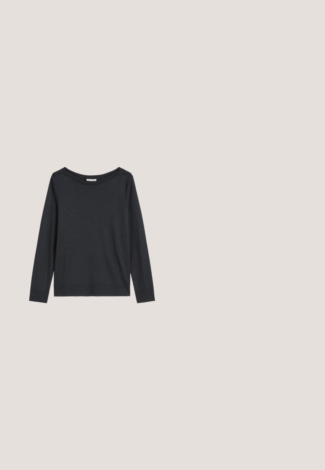 Dunkelgrauer Langarm-Pullover aus weicher Stoffqualität. Verfügt über einen weiten Ausschnitt und einen gerippten Saum mit minimalen Nähten für ein schlichtes Design.; Schwarze Jeansjacke mit durchgehender Knopfleiste, zwei Brusttaschen und spitzem Yoke-Design. Verfügt über silberne Knöpfe und lange Ärmel.; Schwarze Denim-Jeans mit geradem Bein, hoher Taille, fünf Taschen, Metallknopfverschluss und minimalen Stitching-Details.; Sneaker aus dunkelgrauem Wildleder mit dicker, geriffelter Gummisohle. Verfügt über runde Schnürsenkel und minimale Nahtakzente am Obermaterial.; Schwarze Leder-Umhängetasche mit Doppelgriffen und einem abnehmbaren Schultergurt, der daneben aufgerollt liegt, vor einem weißen Hintergrund.; Silberne Anhängerkette mit einem tropfenförmigen Charm an einer dünnen Kette mit einem Karabinerverschluss, der mit einer glatten Oberfläche das Licht reflektiert.