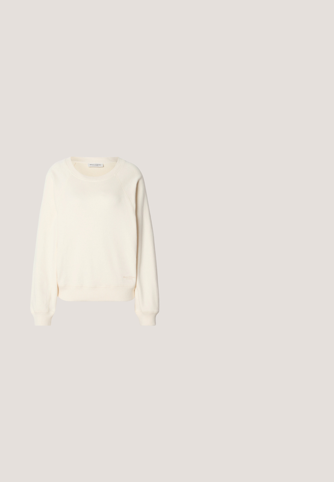 Sweatshirt in crèmekleurige zachte stof, met raglanmouwen, geribbelde manchetten en zoom, en een subtiel logo aan de onderkant.; Beige corduroy overhemdjack met een kraag, een sluiting met vijf knopen en een enkele borstzak. Zachte textuur met verticale ribbels.; Beige katoenen broek met rechte pijpen, een knoopsluiting aan de voorkant en een gladde textuur. Voorzien van standaard riemlussen en een platte voorkant.; Bruine suède veterschoenen met een ronde neus, voorzien van een stevige beige hak en een gestructureerde zool voor extra grip.; Bruine leren tote tas met verstelbare schouderriem en gouden gesp, gladde textuur, getoond tegen een effen witte achtergrond.; Zilveren oorbel met een gepolijste afwerking, met kleine gouden accentdetails en een ronde vorm, gedragen op de oorlel.