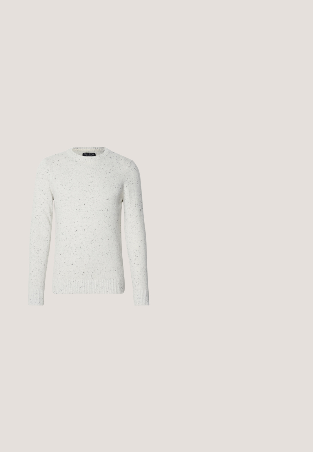 Witte gebreide trui met een gemarmerd patroon, ronde halslijn en geribbelde manchetten. Gemaakt van brei materiaal, met lange mouwen.; Navyblauwe overhemdenjack gemaakt van zachte stof, met twee borstzakken, een knoopsluiting aan de voorkant en lange mouwen met knoopmanchetten.; Middenblauwe denim jeans met een vervaagde was, vijfzakdesign, rechte pasvorm en gestikte accenten. Sluiting met knoop en rits.; Zwarte leren Chelsea boot met elastische zijpanelen, ronde neuzen, aantreklussen en een lage gestapelde hak. Glad materiaal en klassiek ontwerp.; Zwarte leren reistassen met twee draaghendels, verstelbare schouderriem, voorvak met rits en logodetail. Gladde textuur, rechthoekige vorm.; Zwarte leren riem met zilverkleurige rechthoekige gesp, opgerold op een effen witte achtergrond.