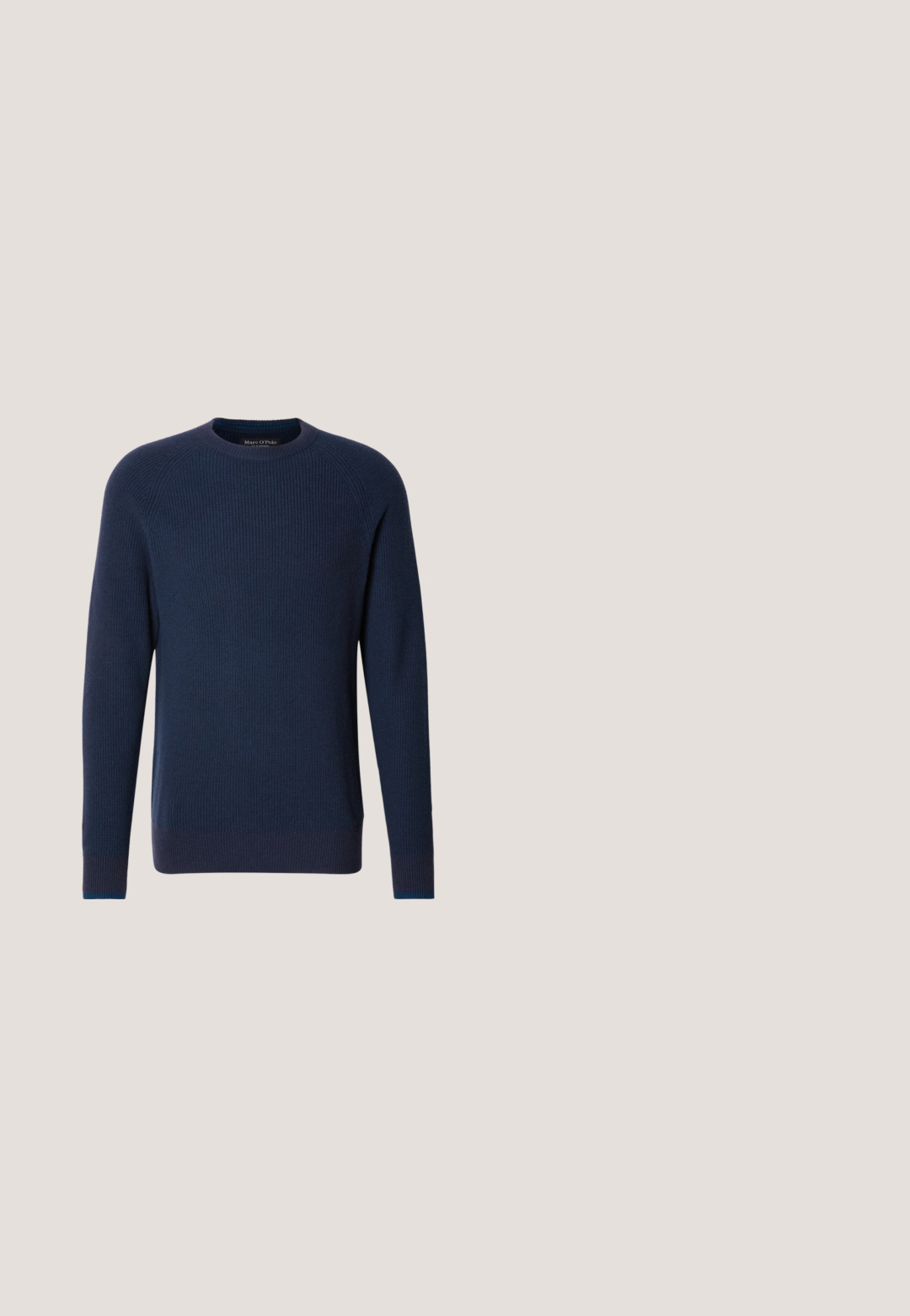 Marineblauer Strickpullover mit gerippter Textur, Rundhalsausschnitt und kontrastierenden blauen Akzenten an den Bündchen. Einfaches, geradliniges Design mit langen Ärmeln.; Schwarze Langarmbluse mit durchgehender Knopfleiste, zwei Brusttaschen und einem strukturierten Kragen. Hergestellt aus einem strapazierfähigen Stoff mit einer glatten Textur.; Schwarze gerade geschnittene Hosen mit Gürtelschlaufen, Knopfschluss und einem eleganten, minimalistischen Design auf einem neutralen Hintergrund.; Schwarze Leder-Chelsea-Boots mit elastischen Seitenpaneelen, runder Zehenpartie und strukturiertem Sohlenprofil. Mit Zuglaschen für einfaches An- und Ausziehen.; Schwarze Nylon-Reisetasche mit doppelten Griffen, verstellbarem Schultergurt, vorderer Reißverschlusstasche und Markenlabel. Glatte Textur und strukturierte Form.; Weiße Perlenkette mit silbernen Strasszwischenstücken und einem silbernen Kettenverschluss, präsentiert vor einem einfachen hellen Hintergrund.