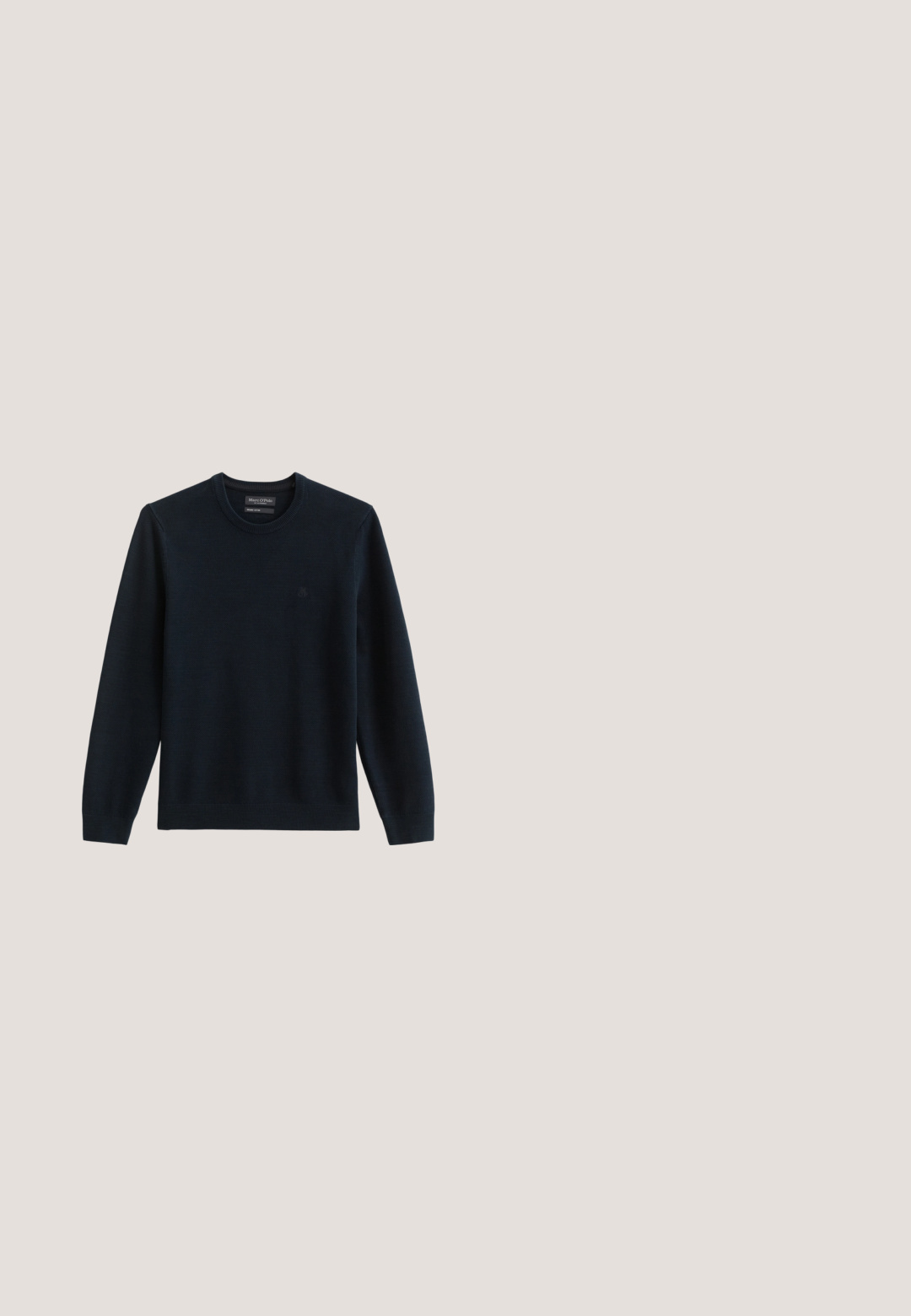 Marineblauer Strickpullover mit runder Halslinie, langen Ärmeln und subtilem Strukturmuster. Verfügt über ein kleines Logo im Brustbereich.; Schwarze Langarmbluse mit durchgehender Knopfleiste, zwei Brusttaschen und einem strukturierten Kragen. Hergestellt aus einem strapazierfähigen Stoff mit einer glatten Textur.; Jeans aus Denim in mittlerem Blau mit einer verblassten Waschung, Fünf-Taschen-Design, geradem Bein und gestickten Akzenten. Mit Knopf- und Reißverschluss.; Schwarze Wildleder-Ankle-Boots mit abgerundeter Zehenpartie, Schnürung an der Vorderseite und einer kleinen Schlaufe an der Rückseite. Fester schwarzer Gummisohle.; Schwarze Nylon-Reisetasche mit doppelten Griffen, verstellbarem Schultergurt, vorderer Reißverschlusstasche und Markenlabel. Glatte Textur und strukturierte Form.; Schwarzer Ledergürtel mit silberner rechteckiger Schnalle, auf einfachem weißem Hintergrund zusammengerollt.