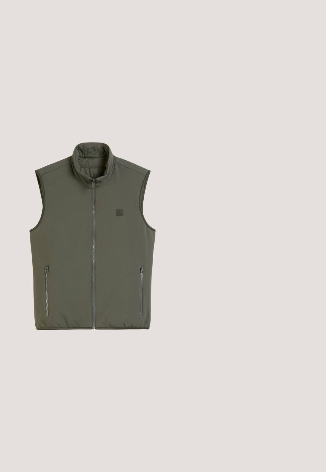 Ärmellose Weste in Olivgrün aus weichem Material. Mit hohem Kragen und zwei seitlichen Reißverschlusstaschen. Glatte Textur, minimalistisches Design.; Hellgrünes Langarm-Shirt mit einem Viertel-Reißverschluss-Kragen, das über eine gerippte Textur und Streifenmuster an Ärmeln und Körper verfügt.; Khaki-Lastenhosen mit Reißverschluss und elastischem Bund, aus glattem, robustem Stoff und mit einer großen Tasche an der Seite.; Grüne Gummisandalen mit zwei verstellbaren Riemen und einer strukturierten schwarzen Sohle mit einem Profilmuster. Markenlogo auf dem Riemen sichtbar.; Rechteckige schwarze Sonnenbrille mit dunklen Gläsern und kleinem Logo an den Bügeln, auf hellem Hintergrund dargestellt.; Olivgrüner, gepolsterter Stoffbeutel mit einem schwarzen Tragegurt, ausgestattet mit einem oberen Reißverschluss und einer äußeren Reißverschlusstasche, die geometrische Musterakzente zeigt.