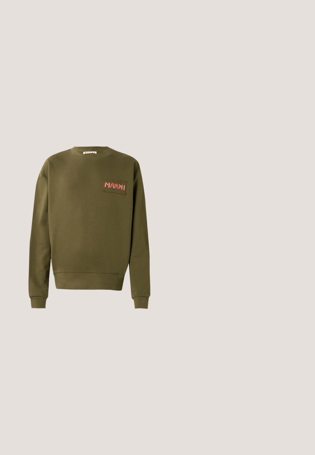 Sweatshirt vert olive en coton, avec un col rond, des poignets côtelés et un patch brodé portant "MARNI" en rouge.; Chemise pour homme à manches longues, boutonnée, avec un motif à carreaux bleu clair et blanc, et une poche avant.; Pantalon bleu à motifs en tissu léger, présentant des motifs abstraits blancs de différentes formes et objets sur toute la surface.; Mocassins en cuir marron avec un bout style mocassin, des coutures décoratives et un talon bas. Texture lisse avec un léger éclat.; Nœud papillon marron à motifs avec un discret motif géométrique répétitif sur un fond uni clair.; Ceinture en cuir marron avec boucle en métal argenté gravée "JACK & JONES", roulée contre un fond gris clair uni.