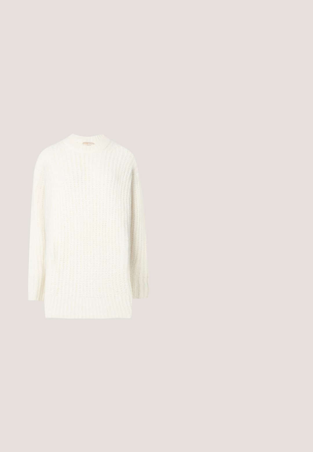 Pull en tricot épais de couleur blanc cassé. Doté d'un col montant, de manches longues et d'un motif texturé. Tissu doux et confortable avec des bords côtelés.; Robe polo blanche à manches courtes avec patte de boutonnage, col, jupe plissée et logo "JOOP! JEANS" sur la poitrine gauche.; Chaussure noire à talon kitten slingback avec bout pointu et détail de logo en métal, flottant près d'une surface réfléchissante et d'un porte-documents métallique avec des papiers.; Sac fourre-tout beige DKNY avec anses blanches, une pochette assortie amovible et un accessoire porte-clés rouge et blanc.; Boucles d'oreilles créoles en or avec pendentifs ronds au logo DKNY et petits cristaux incrustés sur fond blanc.; Ceinture en cuir noire avec boucle rectangulaire dorée et petit logo doré "ck" près de l'extrémité, enroulée sur un fond blanc.