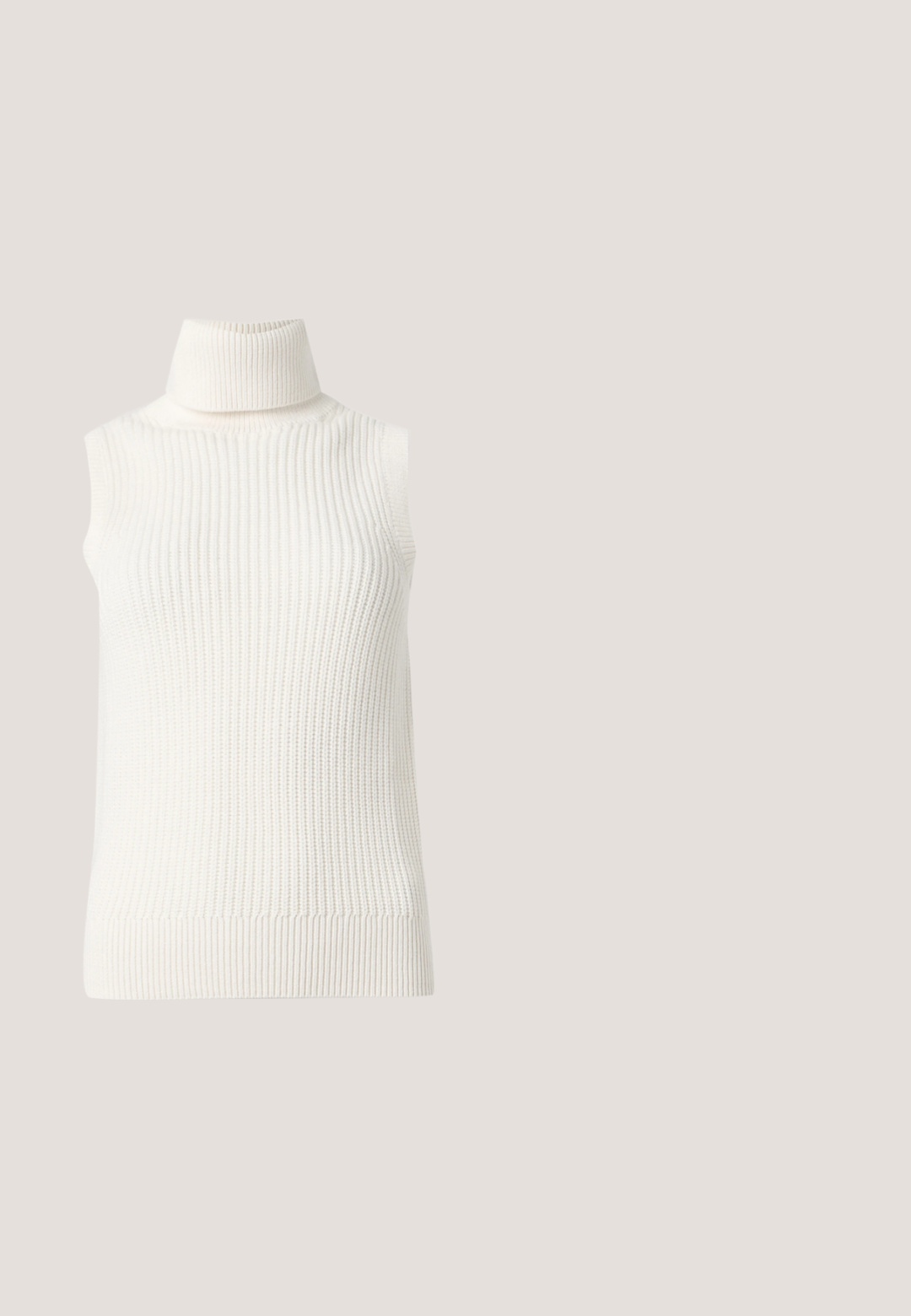 Pull sans manches crème tricoté à col roulé avec texture côtelée et ourlet sur fond blanc uni.; Chemise en denim bleu foncé à manches courtes, col en V large, avec col et deux poches poitrine devant avec coutures visibles.; Jean denim bleu clair à jambes larges, taille haute, fermeture par bouton et zip, avec des détails subtilement déchirés.; Chaussure slingback en cuir verni marron, bout pointu, petit talon kitten, fine bride en T et fermeture à boucle à la cheville.; Sac à main rectangulaire en cuir noir avec deux fines bandoulières sur un fond clair uni.; Boucles d'oreilles en résine noire avec une finition brillante et des accents en métal argenté. Forme circulaire avec une découpe et une fermeture à tige.