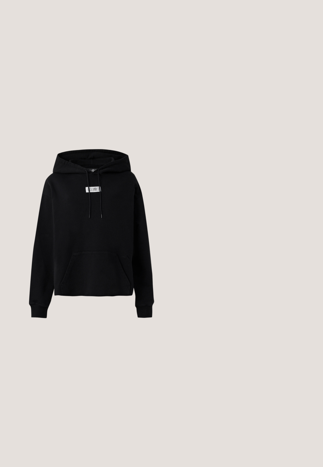 Sort pullover hoodie lavet af bomuld, med en frontlomme, justerbar snor og et lille logo-patch på brystet.; Lysegrå crop bra med justerbare stropper, en struktureret krop og en trykknaplukning i bunden for en sikker pasform.; Sorte kunstlæderbukser med en glat tekstur, brede ben og syninger langs taljen og siderne. Præsenteret i flad visning.; MIISTA AVERIE - Ballerinasko m/ rem - black; Sort stof tote bag med et unikt V-formet design og en glat overflade. Har et kort håndtag med minimalistisch hardware detaljer.; Sølv øreringe i hoop-design med snoet mønster. Runde kanter og blank finish. Åbne lukninger for nem brug. Glat tekstur over det hele.