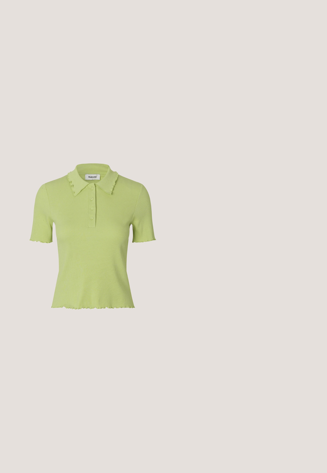 Polo de punto acanalado verde claro de manga corta con cuello y dobladillo con volantes, cuatro botones en la tapeta y bordes de las mangas con forma ondulada.; Camisa de pana gris recortada con mangas largas, dos bolsillos en el pecho y cuello puntiagudo. La tela tiene un sutil patrón texturizado.; Pantalones cortos de algodón verdes con un delicado bordado floral, cintura elástica y textura ligera. Diseño corto y casual.; Zapatillas con parte superior de cuero crema, acentos en azul claro, detalles perforados, cordones planos y una suela de goma texturizada.; Bolso tote acolchado de color verde claro con asas acolchadas y un pequeño parche con logo blanco centrado cerca de la parte superior sobre un fondo liso.; Pulsera de plata con un diseño de cadena delicada, con eslabones rectangulares y un cierre de langosta. Incluye un pequeño charm en forma de concha.