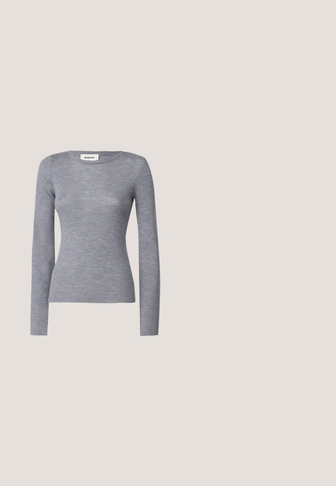Grå ribbet langærmet bluse med rund halsudskæring og tætsiddende silhuet. Stoffet har en glat tekstur og en subtile glans.; Teal kortærmet t-shirt lavet af blødt stof. Har en rund halsudskæring og blondekant ved ærmerne. Enkel, afslappet pasform.; Mørkegrå højttaljede, vidtbenede bukser med frontplisser, der strækker sig fra linningen til midt på låret på en neutral baggrund.; Sølv slingback flade sko med spids tå og lav hæl. Skinnende patentfinish med udsparinger på siderne og justerbar spænde.; Brun flettet læder skuldertaske med en enkelt bred strop og en slasket, halvmåneformet krop.; Sølv stjerneformede øreringe med en glat, poleret finish på en ensfarvet hvid baggrund.