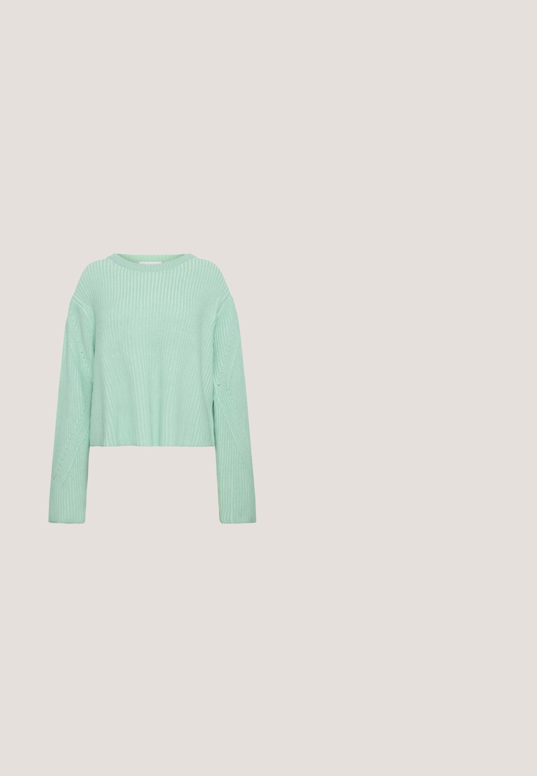 Lys grøn cropped sweater med ribbet tekstur, lange ærmer og karakteristiske diagonale mønstre på kroppen og ærmerne.; Hvid kortærmet top med rund halsudskæring. Lavet af blødt stof, har en afslappet pasform og syet kant for et rent finish.; Bukser med brede ben og farverigt ørken-tema print med kaktusser, fugle, cowboystøvler, cocktails, læbestift og spillekort på hvidt stof.; Spids tå slingback pump i lys beige læder med en lav blokhæl. Har et udskåret design og glat tekstur.; Halvmåneformet håndtaske i lysebrunt læder med en enkelt strop og lynlåslukning, vist mod en ensfarvet lys baggrund.; Delikat armbånd med små turkisperler og gyldne mellempladser, med en guldlås og justerbar kæde.