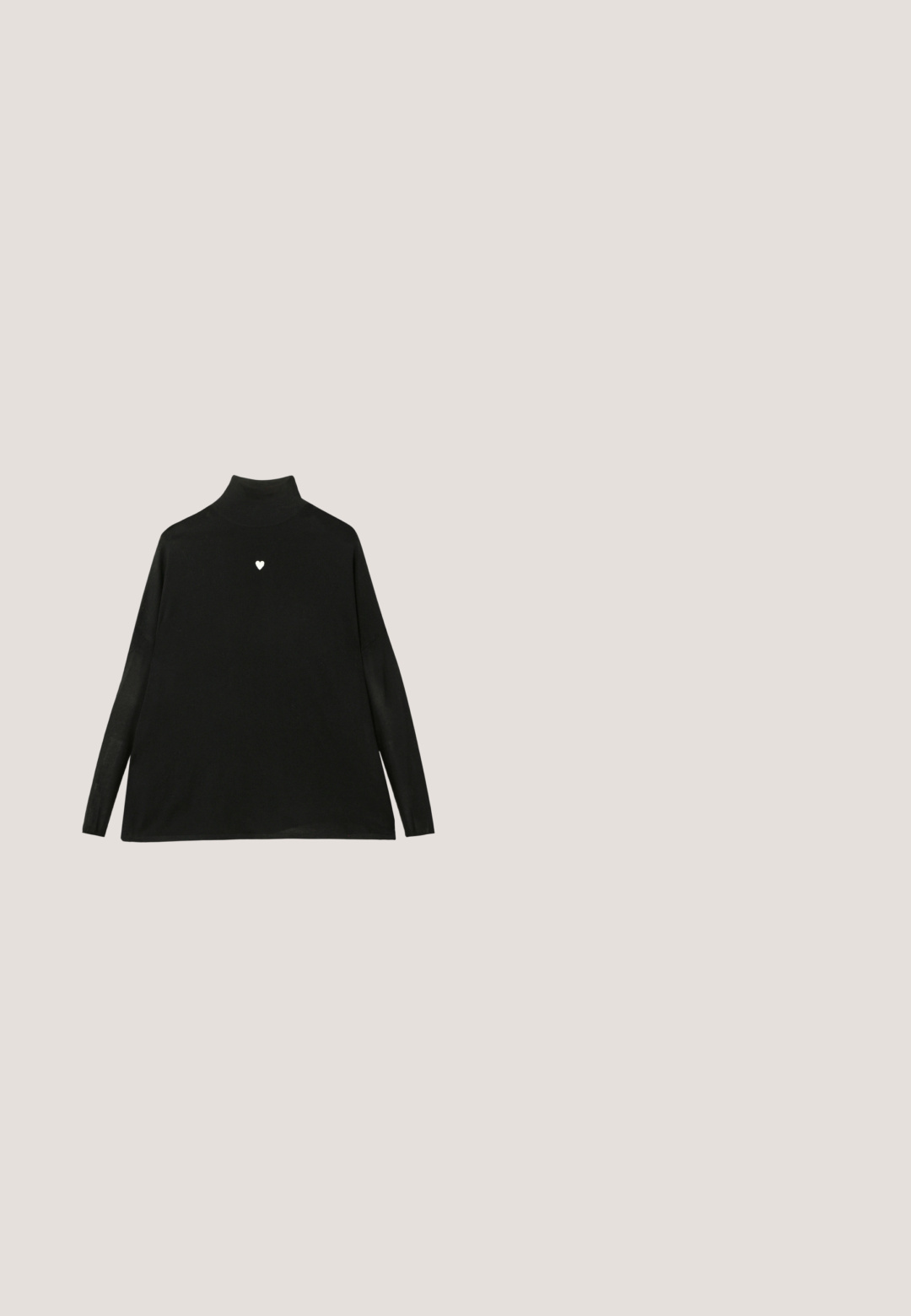Pull noir à col roulé avec manches longues, arborant un petit embleme en forme de cœur blanc sur la poitrine. Tissu doux et coupe décontractée.; Chemise à boutons navy avec des rayures verticales, manches longues, col classique, poche poitrine unique et détail textuel sur la manche.; Ballerines en cuir noir avec un bout rond, texture lisse, détails de couture minimalistes et design de semelle flexible.; Lunettes de soleil noires avec une monture mince et anguleuse, des verres teintés foncés et un détail de logo en relief sur la tempête. Fini mat lisse.; Weekend Max Mara CUBICO - Pochette - schwarz; Boucles d'oreilles créoles en argent avec un design lisse et arrondi, ornées d'un pendentif en forme de goutte pointue. La finition est brillante et réfléchissante, soulignant une élégante simplicité.