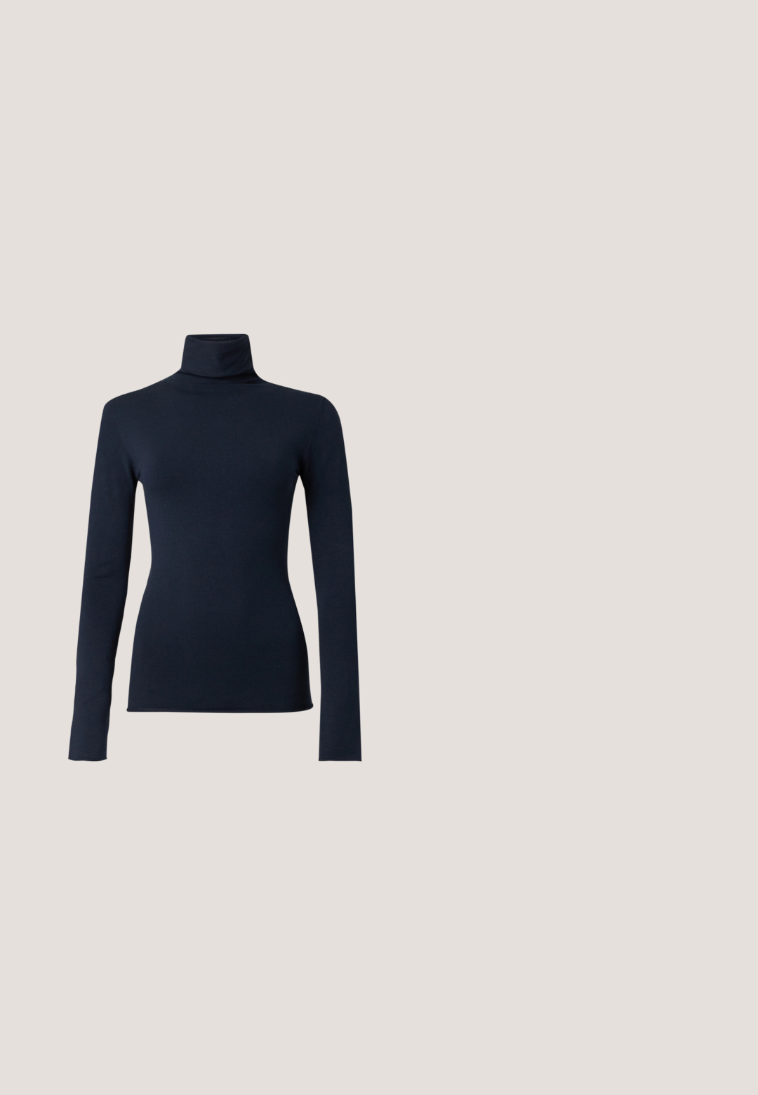Haut col roulé bleu marine à manches longues avec une silhouette ajustée, présenté sur un fond uni gris clair.; Veste courte bleu marine à manches courtes avec col pointu, fermeture boutonnée à l'avant et deux poches à rabat avec boutons.; Pantalon bleu marine à jambes larges avec motif quadrillé jaune moutarde et taille à cordon sur fond blanc.; Chaussure plate en cuir noir avec bout carré, deux brides à boucle argentée, et un petit talon sur un fond gris clair.; Sac à main en cuir bleu marine doux avec fermeture à boucle argentée, une seule bandoulière, et une chaîne de poignet amovible sur fond blanc.; Deux boucles d'oreilles argentées courbées, l'une plus grande que l'autre, toutes deux ornées de petits cristaux scintillants le long d'un bord.