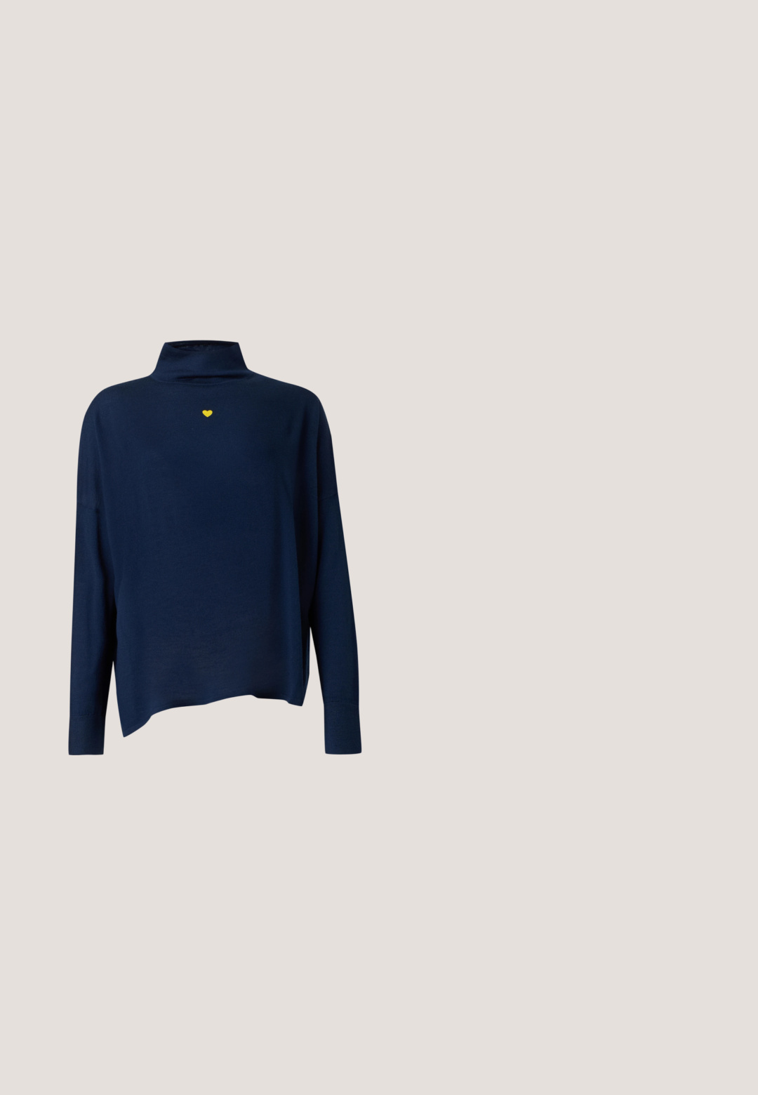 Marineblauwe coltrui met lange mouwen en een klein geel hartje geborduurd in het midden van de borst.; Lichtblauwe spijkerjasje met ritssluiting, puntige kraag en één borstzak. Heeft een getailleerde pasvorm en lange mouwen.; Denim wikkelrok in een licht naar donkerblauwe gradient, met een geborduurd bloemenpatroon aan één kant en zichtbare stikdetails langs de randen.; Bruine stoffen balletschoenen met een puntige neus en een gladde textuur, voorzien van een lage achterkant en een dunne zwarte zool. Geen zichtbare patronen of metalen onderdelen.; Bruine suède handtas met donkere leren handvatten en bijpassend klein donker leren ritssluiting tasje, beide met label Gianni Chiarini Firenze.; Gouden creolen met een gladde, glanzende afwerking. Ze hebben een ronde vorm met een kleine opening voor sluiting. Eenvoudig ontwerp, minimale accenten.