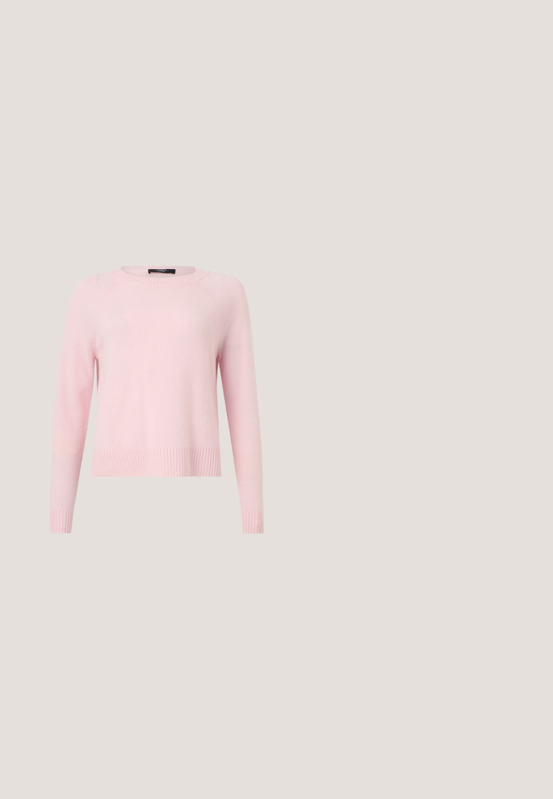 Pull en tricot rose clair à manches longues avec poignets, ourlet et encolure ronde côtelés, présenté sur un fond clair uni.; Chemise blanche à manches longues en coton ; dotée d'une fermeture boutonnée à l'avant, d'un col pointu et d'un ourlet incurvé avec un dos légèrement plus long.; Jupe midi plissée noire avec taille élastique et plis verticaux, présentée sur fond blanc.; Chaussure plate en cuir marron à bout pointu avec un petit talon et un petit nœud noué dessus, vue de côté sur fond blanc.; Sac à main en jean avec des anses bleu marine, une bandoulière détachable et un porte-clés ourson bleu marine suspendu à l'une des anses.; Boucles d'oreilles en argent avec un design ondulé et texturé, en forme de croissants superposés ; la finition polie accentue les qualités réfléchissantes.