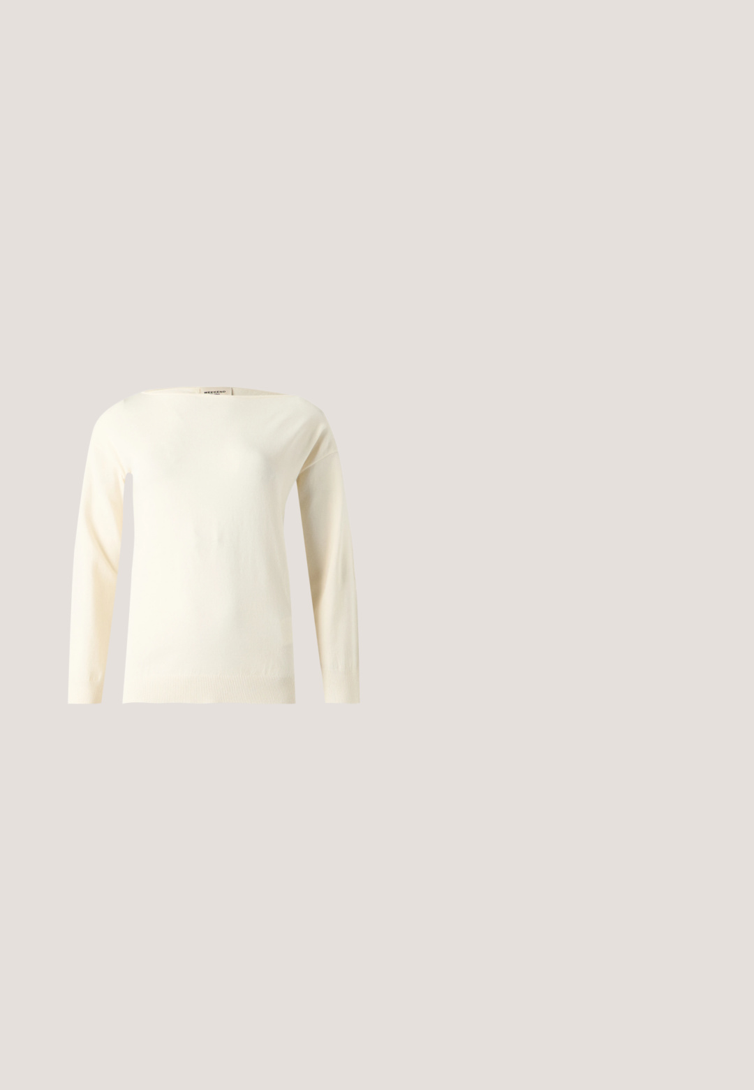 Pull en maille à manches longues de couleur blanc cassé avec un col bateau et des bords côtelés, présenté sur un fond clair uni.; Chemise blanche à manches longues avec deux poches poitrine à rabat et boutons-pression métalliques, présentée sur un fond uni.; Jean en denim bleu clair taille haute avec jambes évasées, fermeture par bouton et fermeture éclair, poches avant et arrière.; Baskets basses blanches avec lacets à l’avant, semelle épaisse et languette de talon beige à motifs avec le logo Michael Kors.; Sac bandoulière en cuir marron avec ferrures dorées, bords arrondis et une sangle ajustable comportant des accents de design à découpes circulaires.; Paire de boucles d'oreilles créoles en bouclettes dorées brillantes sur fond blanc uni, présentant un design torsadé entrelacé.