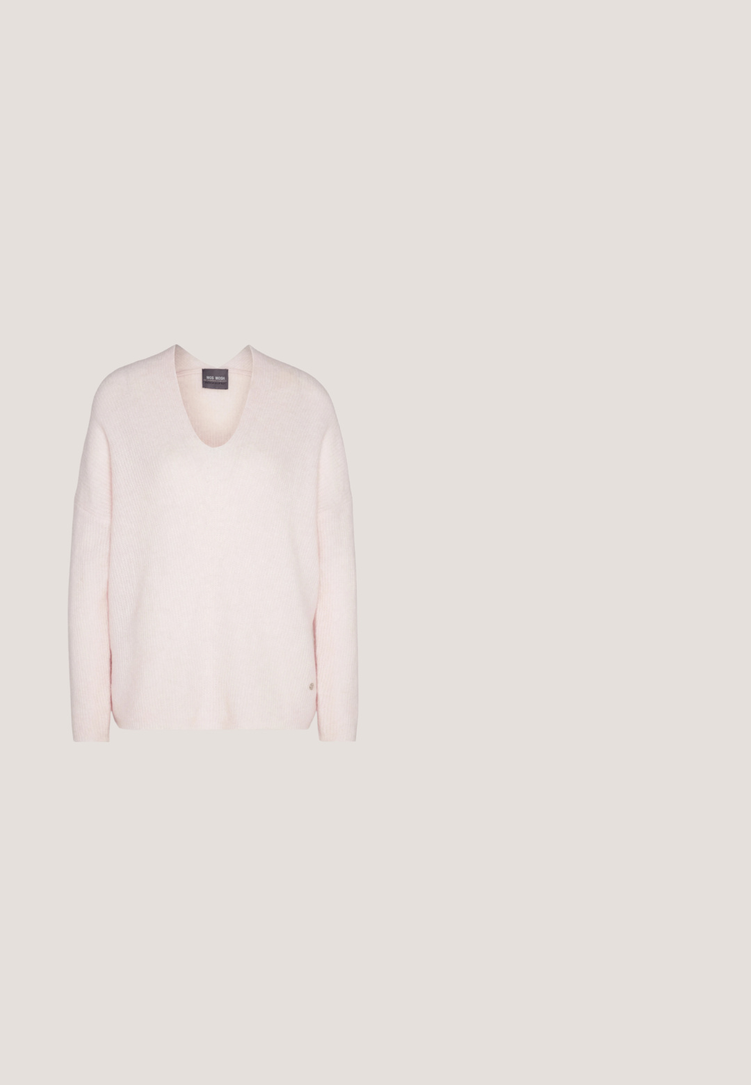 Pull en V rose clair en tissu doux, avec une coupe décontractée et une texture côtelée. Détail de logo notable sur l'ourlet.; Chemise blanche à manches longues en tissu côtelé, avec un col rond et une coupe cintrée. Aucun motif ni accent présent.; Jean en denim bleu clair à taille haute, à jambes larges, avec fermeture à bouton et zip à l'avant, et design à cinq poches sur fond uni.; Bottines en cuir noir avec des panneaux élastiques sur les côtés, un bout rond et un talon épais. Texture lisse avec un design minimaliste.; Boucles d'oreilles en argent en forme de créole, avec une texture ondulante et irrégulière. Présente une forme circulaire mince et une finition réfléchissante.; Ceinture en cuir noir avec une boucle carrée en or. Présente une texture lisse et un design classique, adaptée à une tenue décontractée ou formelle.