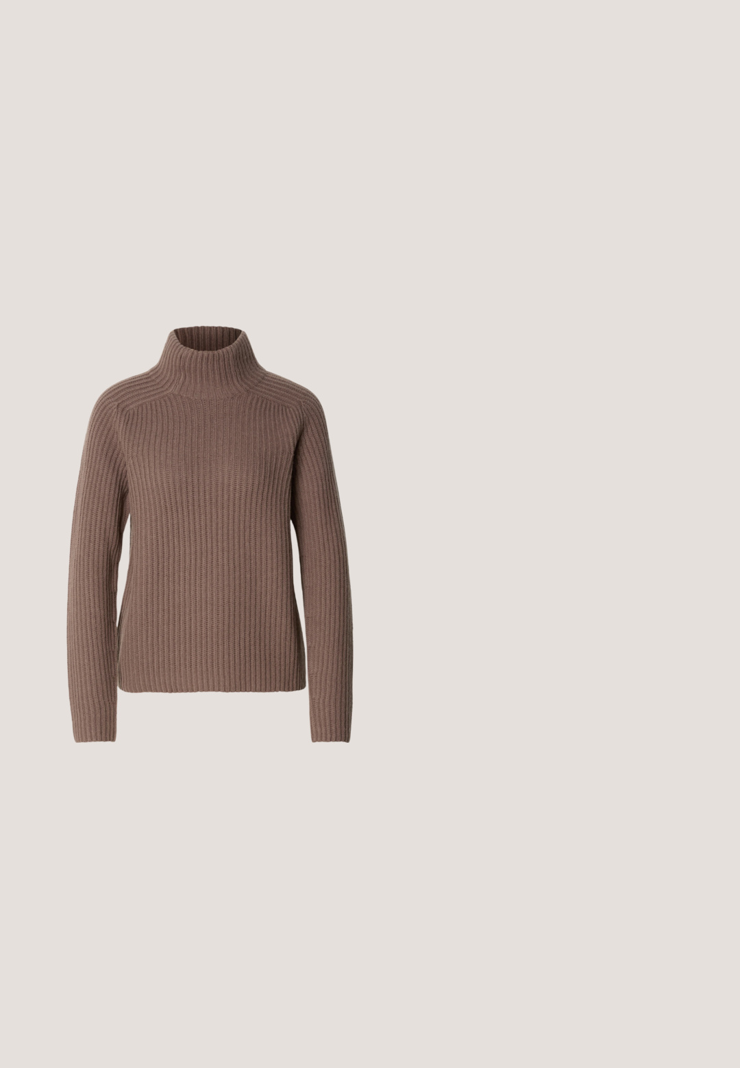 Mos Mosh THYRA HIGHNECK - Strickpullover - braun; Beige Leder- und Wildleder-Hemdenjacke mit Kragen, sieben schwarzen Knöpfen und langen Ärmeln; markantes zweifarbiges Design.; Schwarz gefaltetem Rock mit einem breiten, elastischen Bund. Hergestellt aus einem weichen Stoff, mit einem knielangen Saum und glatter Textur.; Dunkelbrauner strukturierter flacher Schuh mit schwarzem Riemen und goldener herzförmiger Schnalle, Seitenansicht vor hellgrauem Hintergrund.; Braune Einkaufstasche aus strukturiertem Material mit doppelten Tragegriffen und einem abnehmbaren Gurt, der ein Logo trägt. Goldene Hardware-Details an der Außenseite.; Goldfarbene Creolen mit einem Kanal aus kleinen klaren Kristallen auf der Vorderseite. Glatte Metalloberfläche mit einem Design mit Scharnierverschluss.