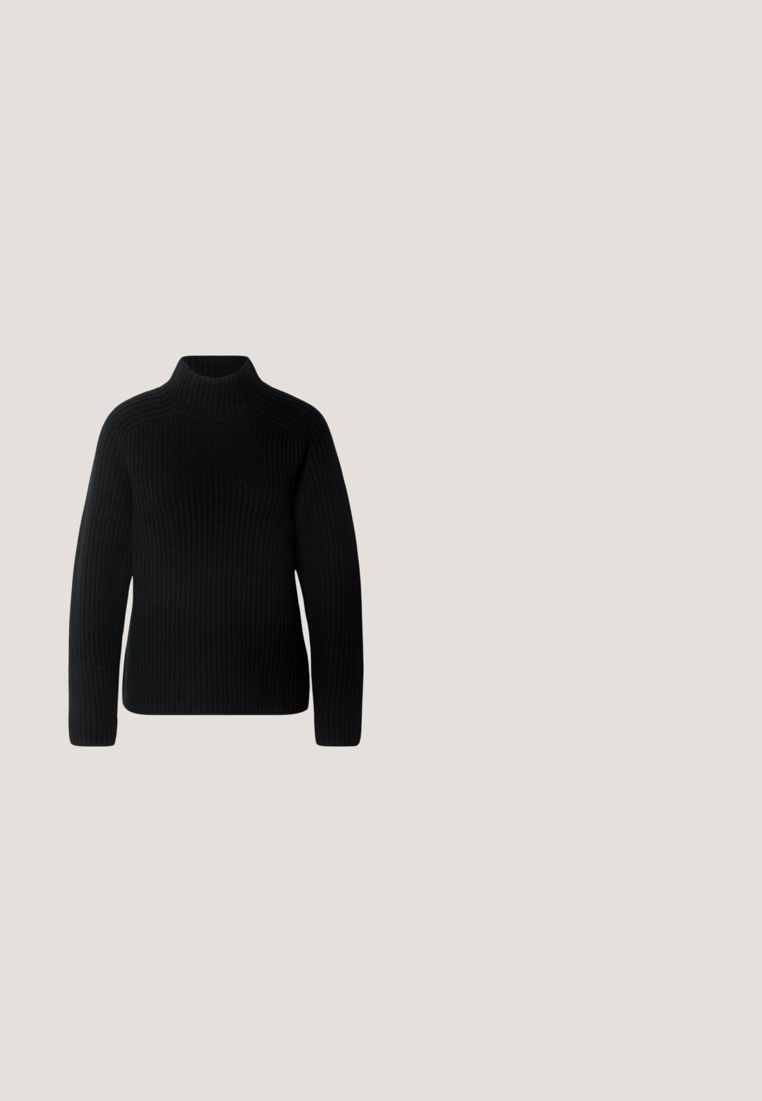 Suéter negro de cuello alto hecho de tela acanalada. Presenta mangas largas y un diseño ajustado con un escote más alto. Textura suave.; Chaqueta de pana de color azul marino oscuro con gran cuello puntiagudo, cierre de botones y dos bolsillos en el pecho con solapa y botones.; Jeans de denim azul con un corte ajustado, cinco bolsillos y un patrón de desgastado sutil. Elaborados con una tela suave y elástica, presentan un cierre de botón estándar.; Zapato Mary Jane negro de cuero con dobles correas con hebillas y detalles brogue, flotando sobre un banco de madera con fondo de césped verde.; Bolso tipo cubo de cuero negro con dos correas de hombro ajustables y detalles de costura mínimos sobre un fondo liso.; Pendiente de aro de plata con un acabado pulido, que presenta pequeños detalles en dorado y una forma redonda, llevado en el lóbulo.
