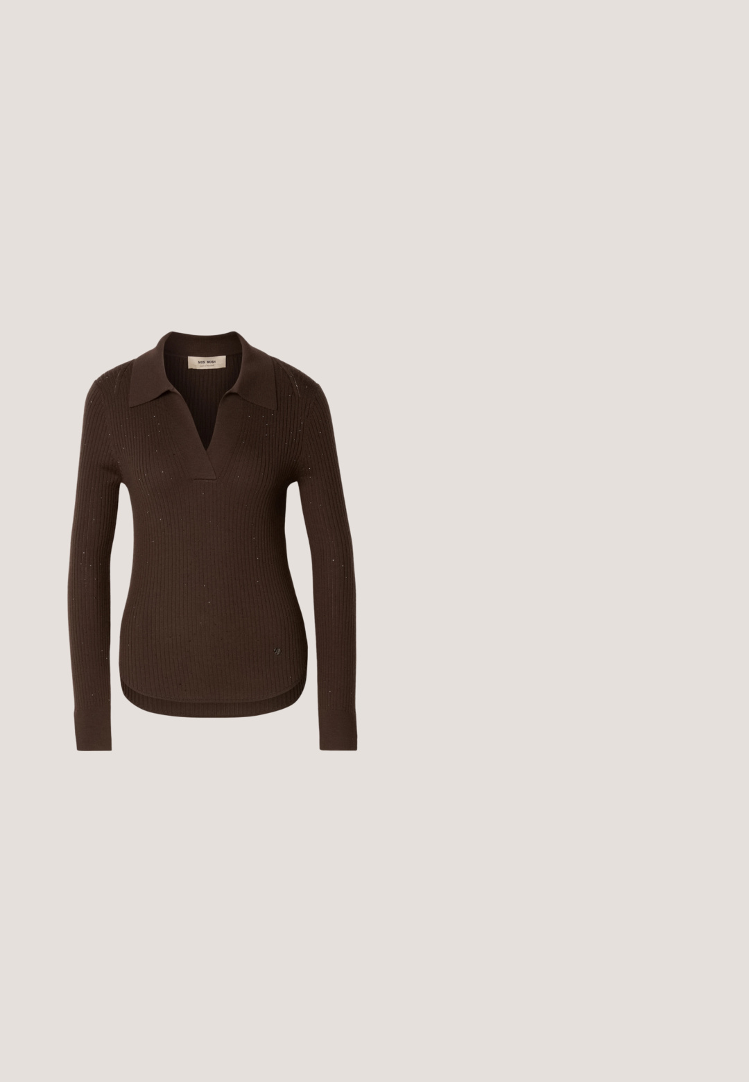 Donkerbruine ribgebreide trui met lange mouwen, een kraag en een V-halslijn. Heeft subtiele sprankelende accenten en een klein logo aan de onderkant.; Zwarte katoenen shirt met een knoopsluiting aan de voorkant, kraag, lange mouwen en een borstzak. Kenmerkt zich door een zachte textuur en een gestructureerd ontwerp.; Donkerblauwe wijde jeans met een hoge taille, knoopsluiting, voorzakken en een gladde dennenstof.; Felmini Laarzen - stone; Bruine, halvemaanvormige leren handtas met een bovenhandvat en dubbele ritssluitingen op een witte achtergrond.; Een paar glanzende gouden dikke creolen met metalen pinnen op een lichtgrijze achtergrond.