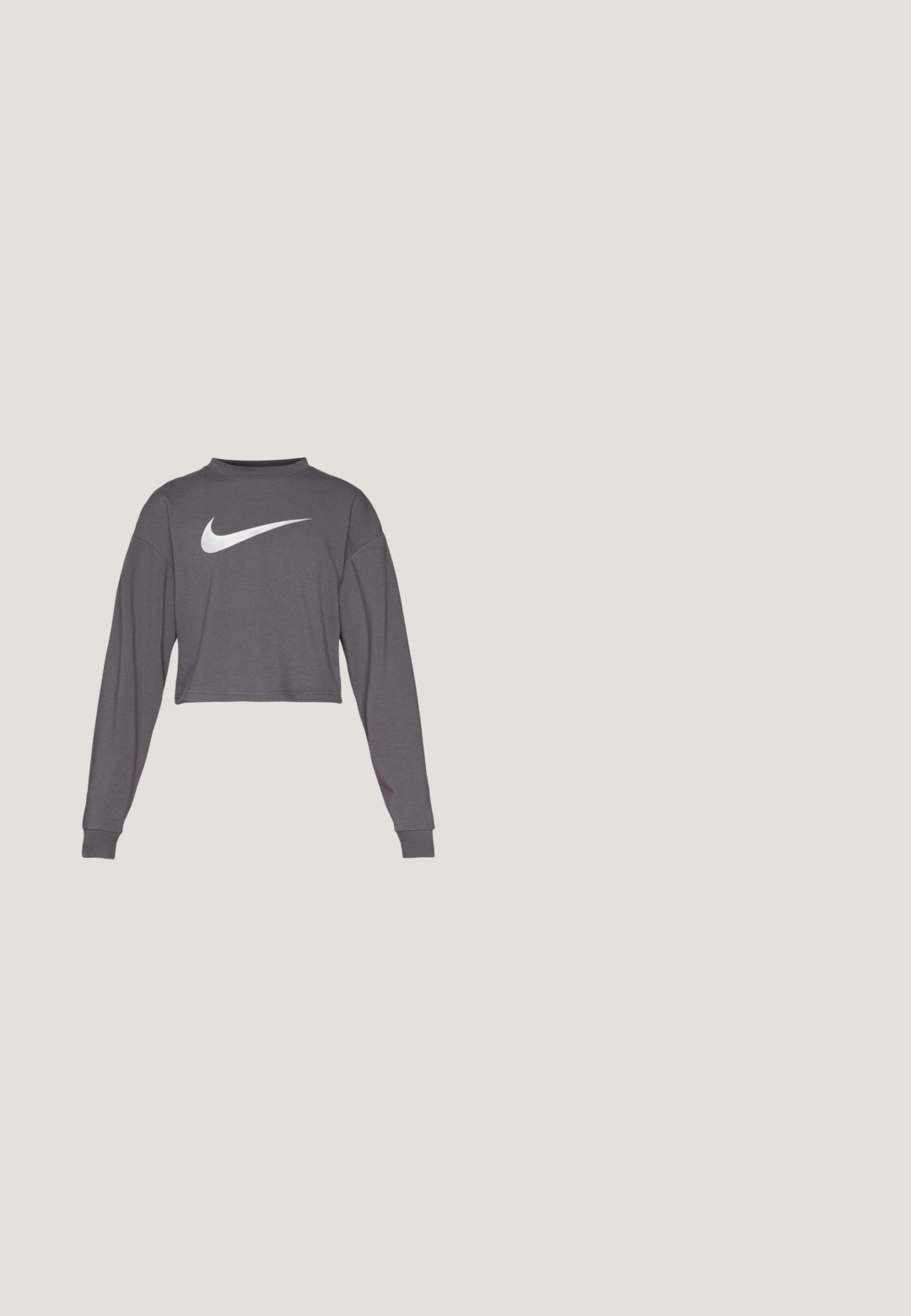 Sweat-shirt court à manches longues en tissu gris foncé avec un col rond. Présente un logo Nike blanc proéminent sur le devant. Texture douce.; Crop top de sport gris en tissu lisse, avec un col rond et une bande élastique noire ornée de lettres blanches "NIKE PRO".; Shorts de sport noirs en tissu extensible, dotés d'une taille haute, d'une texture lisse et d'un petit logo sur la hanche gauche.; Chaussure de sport blanche avec un dessus en maille texturée, une semelle épaisse avec des accents jaune fluo et des détails gris réfléchissants sur le talon.; Sac cabas beige Nike avec grand logo swoosh blanc et longues bretelles noires, poche zippée à l'avant, debout sur fond uni.; Gants de gym sans doigts noirs en tissu respirant, avec un logo blanc Nike, des paumes rembourrées et un design ouvert au niveau du poignet pour plus de flexibilité.