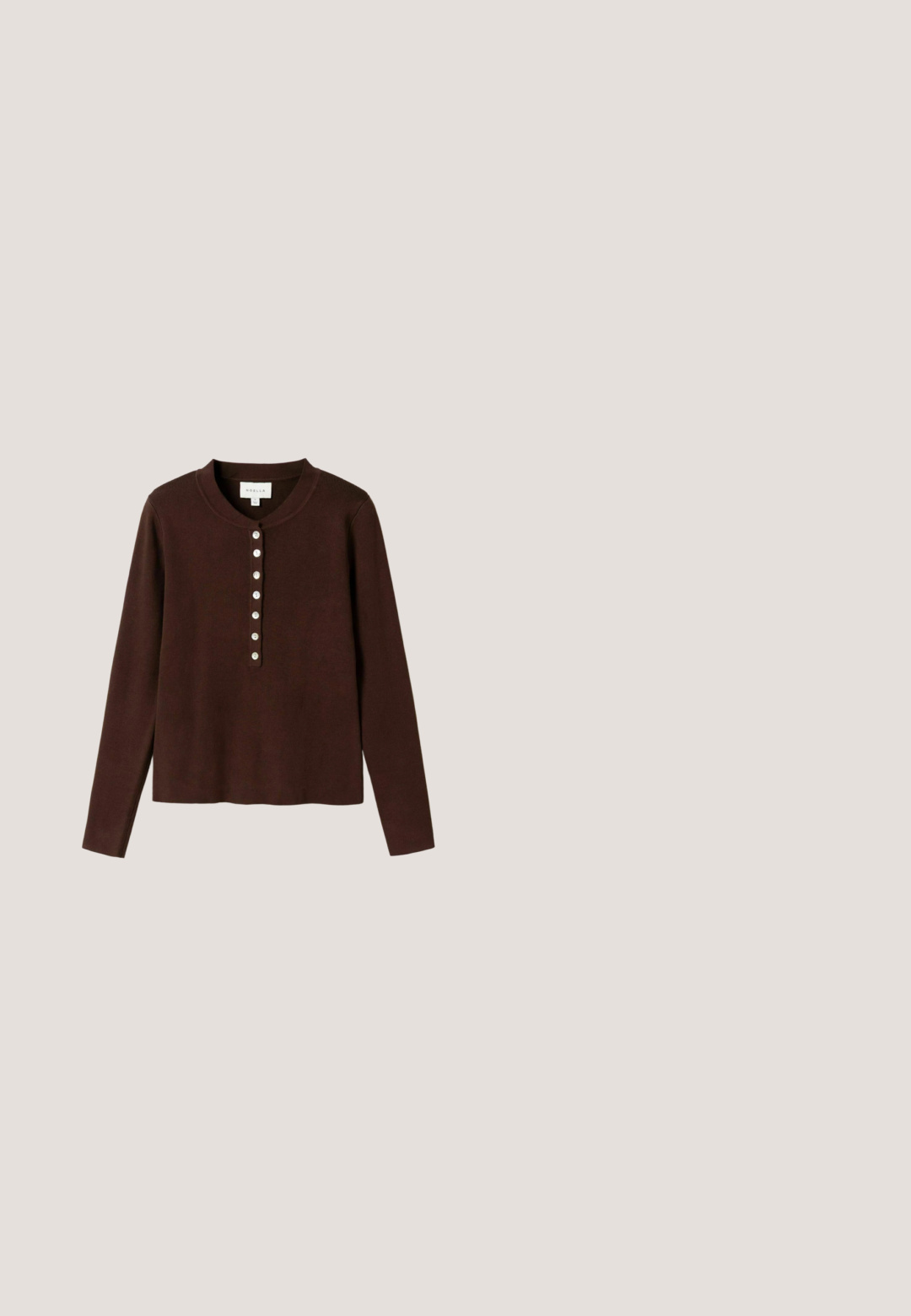 Chemise henley manches longues marron foncé avec sept boutons blancs et col rond sur fond blanc.; Haut sans manches marron foncé à col montant avec un profond décolleté en V et trois grands boutons ronds sur le devant, coupe cintrée à la taille.; Pantalon large à jambes larges en tartan beige avec plis, doté d'une ceinture structurée et d'une coupe ample, confectionné dans un tissu texturé.; Mocassin pour homme en daim marron foncé avec pompons, couture style mocassin et semelle en caoutchouc plate, présenté sur fond blanc.; Lunettes de soleil avec verres foncés et monture œil-de-chat incurvée en motif écaille sur fond blanc.; Sac à main en daim marron de forme rectangulaire, deux poignées supérieures, fermeture à glissière et texture lisse. Ne présente aucun matériel ou motif visible.