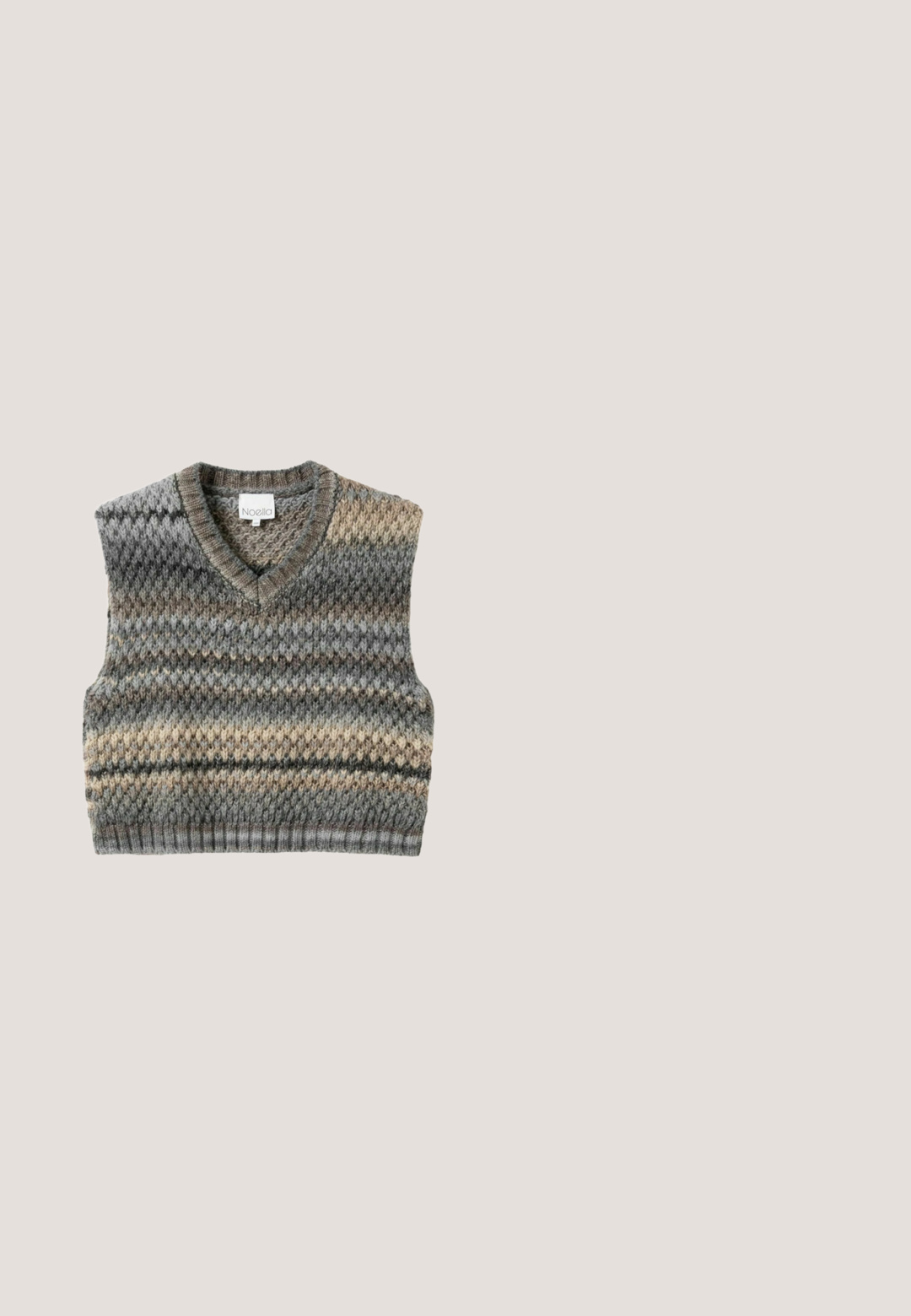 Pull sans manches en maille avec un col en V, un motif texturé dans des tons de gris et beige, avec un ourlet côtelé et une étiquette Noella.; T-shirt blanc à manches courtes avec des rayures en sequins argentés sur la poitrine et les manches, col rond et ourlet droit.; Pantalon beige ample avec taille élastique et ourlets froncés, en tissu léger, adapté pour un usage décontracté.; Botte en suede beige jusqu'au genou avec de petites perforations, talon en bois bas et bout arrondi, présentée de profil sur fond blanc.; Lunettes de soleil ovales en écaille avec des montures fines et des verres légèrement teintés, présentées sur un fond blanc.; Sac à main rectangulaire en cuir suédé marron foncé avec longues bandoulières et fermeture éclair, présenté sur fond blanc.