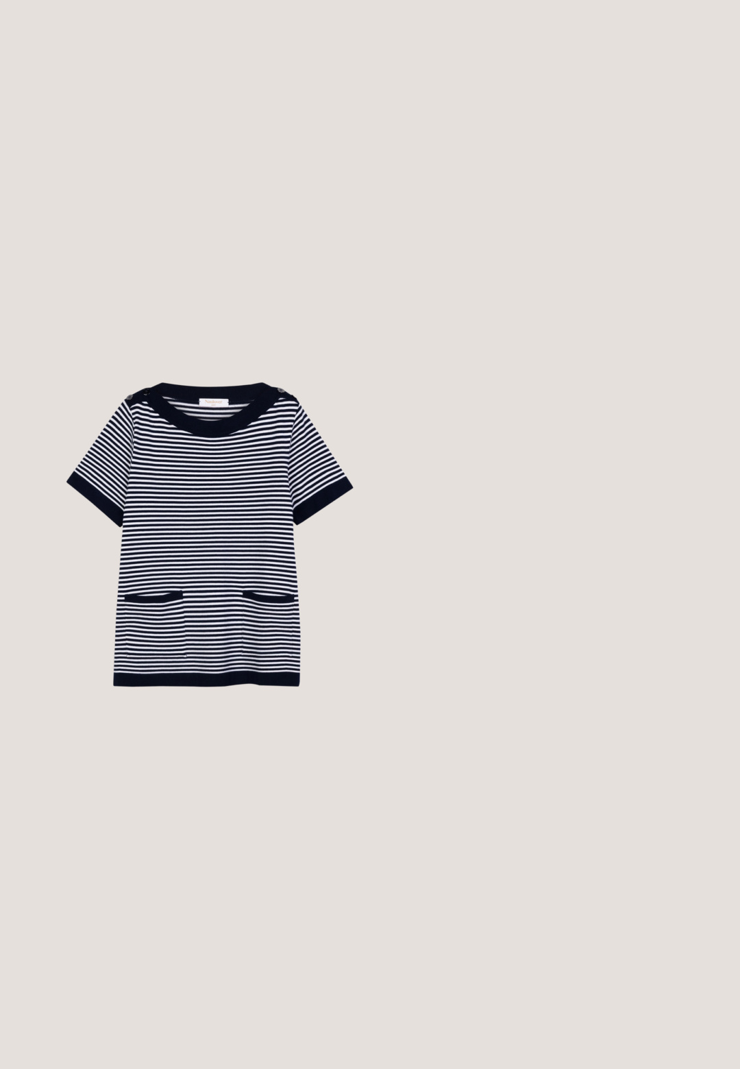 Gestreiftes Marineblau-Weißes T-Shirt mit kurzen Ärmeln, rundem Ausschnitt, zwei aufgesetzten Taschen vorne und Knopfakzenten auf einer Schulter.; Marineblaue, kurz geschnittene Jacke mit Knopfleiste, Kragen und zwei Klappentaschen vorne, langen Ärmeln und einem Etikett im Nackenbereich.; Weite Jeanshose in Dunkelblau. Sie verfügt über zwei Fronttaschen, einen Knopfverschluss und hat eine glatte Textur mit einem leichten Stoff.; Marineblauer Slipper mit perforiertem Fächer-Muster und dicker weißer Sohle, die vertikale Rillen für Flexibilität und Grip aufweist.; Marineblaue gewebte Lederhandtasche mit einem einzelnen Schulterriemen, weicher trapezförmiger Form und strukturiertem, verflochtenem Design.; Verstellbares Armband mit dunkelblauen facettierten Perlen, einer weißen blumenförmigen Perle in der Mitte und kleinen goldenen Akzenten auf weißem Hintergrund.