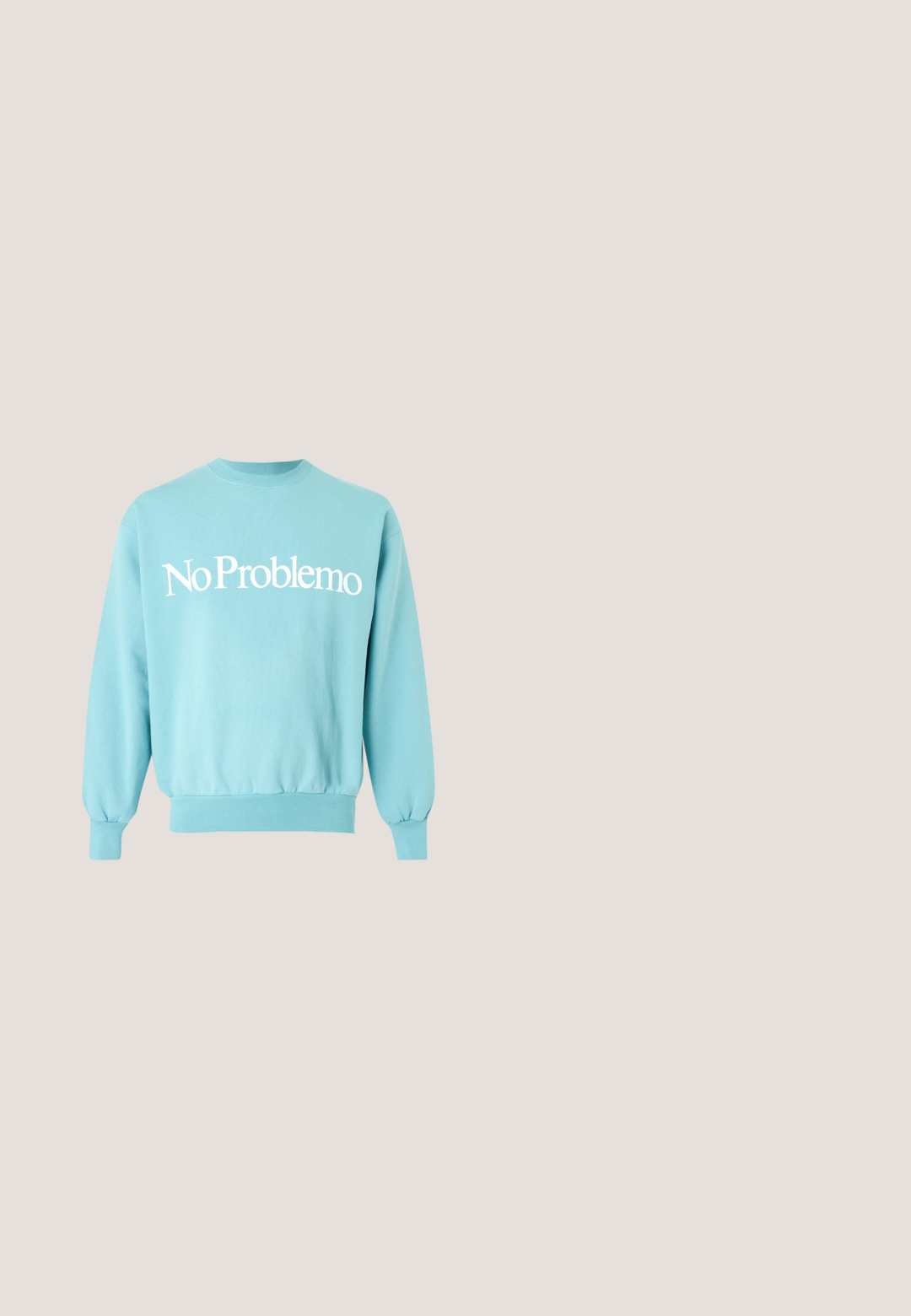 Sweat-shirt bleu clair à col ras du cou avec texte blanc « No Problemo » centré sur le devant, manches longues et poignets et ourlet côtelés.; Chemise en flanelle à carreaux gris et blancs avec une texture douce, dotée d'une fermeture à boutons sur le devant, de deux poches poitrine et de manches longues.; Shorts en coton vert avec une ceinture élastique, des poches latérales et des accents texturés. Présente un branding subtil le long de la jambe.; Baskets en daim marron avec une silhouette basse, présentant des lacets marron foncé, un logo sur le côté et une semelle en caoutchouc texturé. Agrémentées de perforations discrètes.; Lunettes de soleil rectangulaires noires avec verres teintés jaunes, inclinées sur un fond blanc.; Sac bandoulière compact vert olive avec sangle noire, poche zippée à l'avant avec tirettes rouges, et patch "montagne" avec des rayures de coucher de soleil.