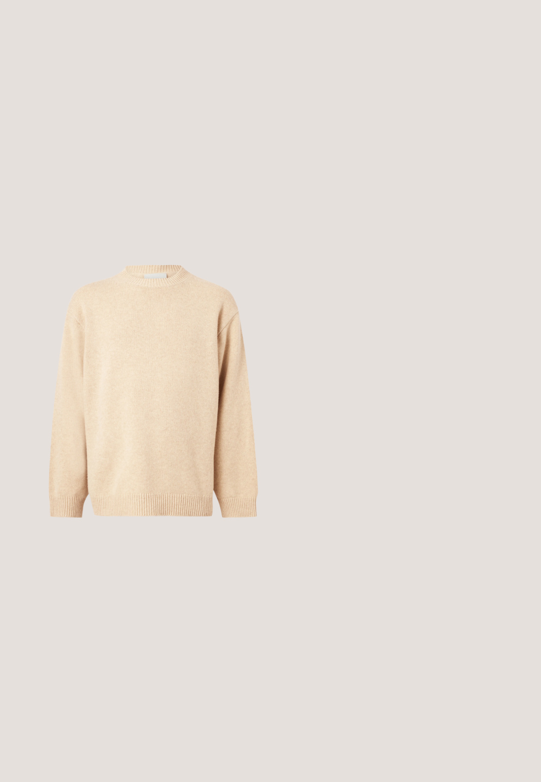 Beiger Strickpullover mit langen Ärmeln, Rundhalsausschnitt sowie gerippten Bündchen und Saum.; Braune Cordjacke mit klassischem Kragen, vorderer Knopfleiste, zwei großen Taschen und gerippter Textur.; Blaue ausgewaschene Jeans mit leicht ausgestelltem Bein, Fünf-Taschen-Design und Knopfverschluß an der Taille.; Braune Leder Stiefelette mit strukturiertem Finish, Schnürdesign, goldenen Ösen und braunem Wildlederakzent am Knöchel. Dicke Gummisohle.; Blaue Krawatte mit einem sich wiederholenden Muster aus dunkelblauen verschlungenen Buchstaben und Sternformen auf hellem Hintergrund.; Brauner Ledergürtel, zusammengerollt mit einer goldenen rechteckigen Schnalle und einer Lederschlaufe mit einem geprägten Pferd- und Reiter-Logo.