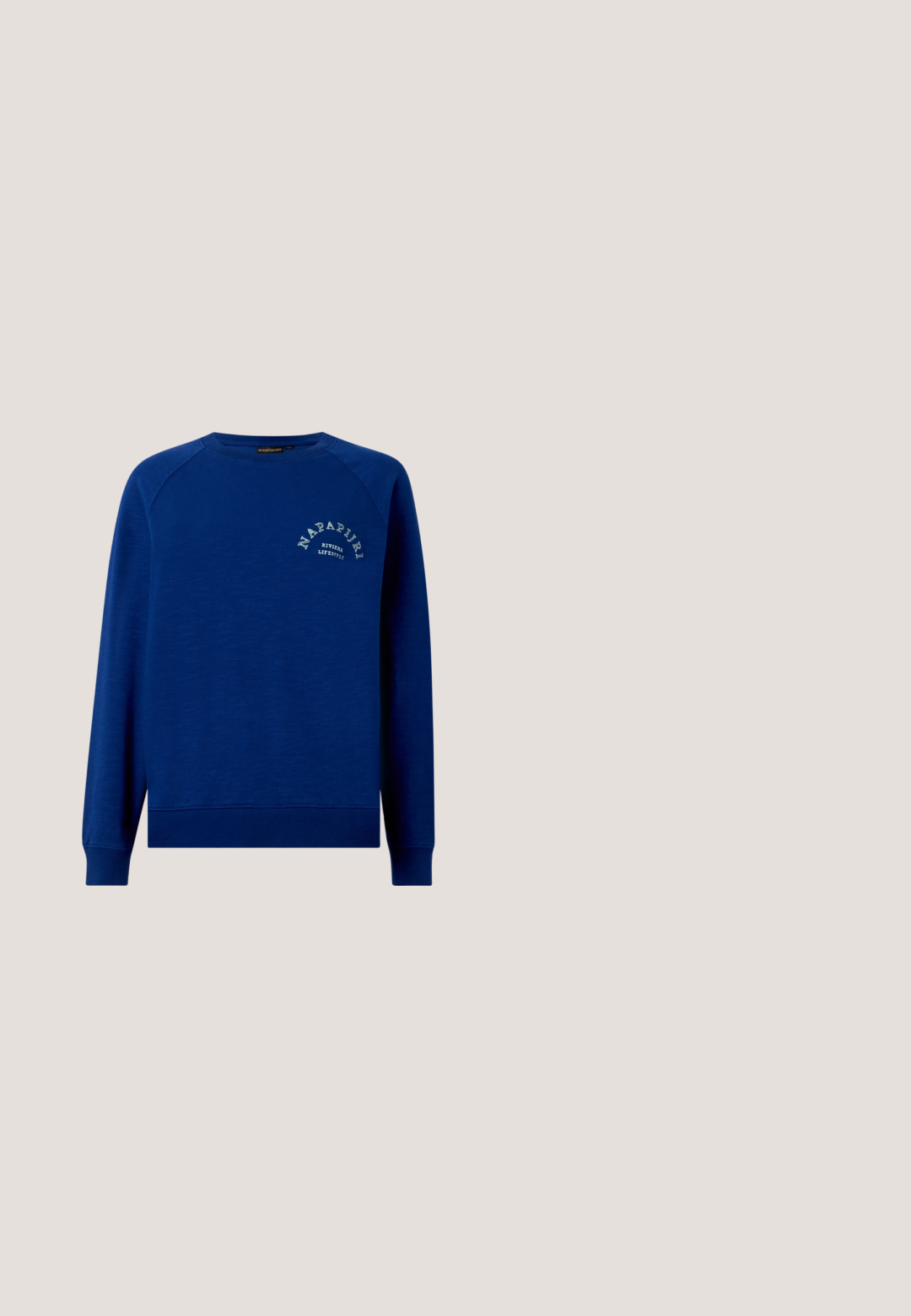 Sweatshirt à col rond bleu fabriqué en tissu doux, avec des poignets et un ourlet côtelés. L'avant présente un logo textuel blanc avec un design en arc.; T-shirt bleu clair à manches courtes et col rond avec un petit logo brodé sur la poitrine gauche et une étiquette à l'intérieur du col.; Un jean en denim bleu clair avec une coupe décontractée, des jambes larges et des détails de couture incurvés. Le tissu a une texture lisse avec un léger délavage.; Baskets décontractées bleu clair avec une bande blanche sur le côté, une semelle beige, des lacets blancs et une doublure intérieure à carreaux bleus, vues de profil gauche.; Sac cabas matelassé bleu avec deux poignées et une petite étiquette ronde blanche au centre, sur un fond blanc uni.; Boutons de manchette en argent avec des incrustations de coquillage d'abalone irisé rectangulaires sur un fond blanc uni.