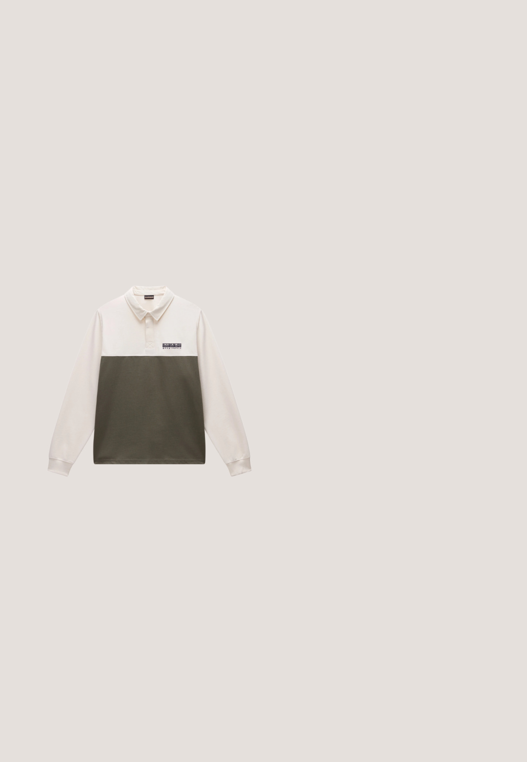 Polo à manches longues avec une partie supérieure crème et une partie inférieure olive, fabriqué en tissu doux avec une appliqué logo sur la poitrine.; Veste longue à manches longues couleur vert olive avec fermeture à boutons sur le devant, poches latérales zippées et col classique, présentée sur fond blanc.; Shorts longs jusqu'au genou de couleur vert foncé avec passants pour ceinture, fermeture à bouton et à glissière, poches latérales, et un petit patch logo sur l'ourlet.; Botte de pluie en caoutchouc vert avec une forme légèrement courbée, semelle extérieure texturée et étiquette de logo noire. Fini lisse et hauteur moyenne.; Lunettes de soleil en plastique vert avec une monture rectangulaire, verres bruns dégradés et marquage subtil sur les branches. Surface texturée sur la monture.; Sac polochon vert avec des sangles beige, fermeture à glissière, et un logo rond sur le devant indiquant "Marc O'Polo Stockholm 1967".