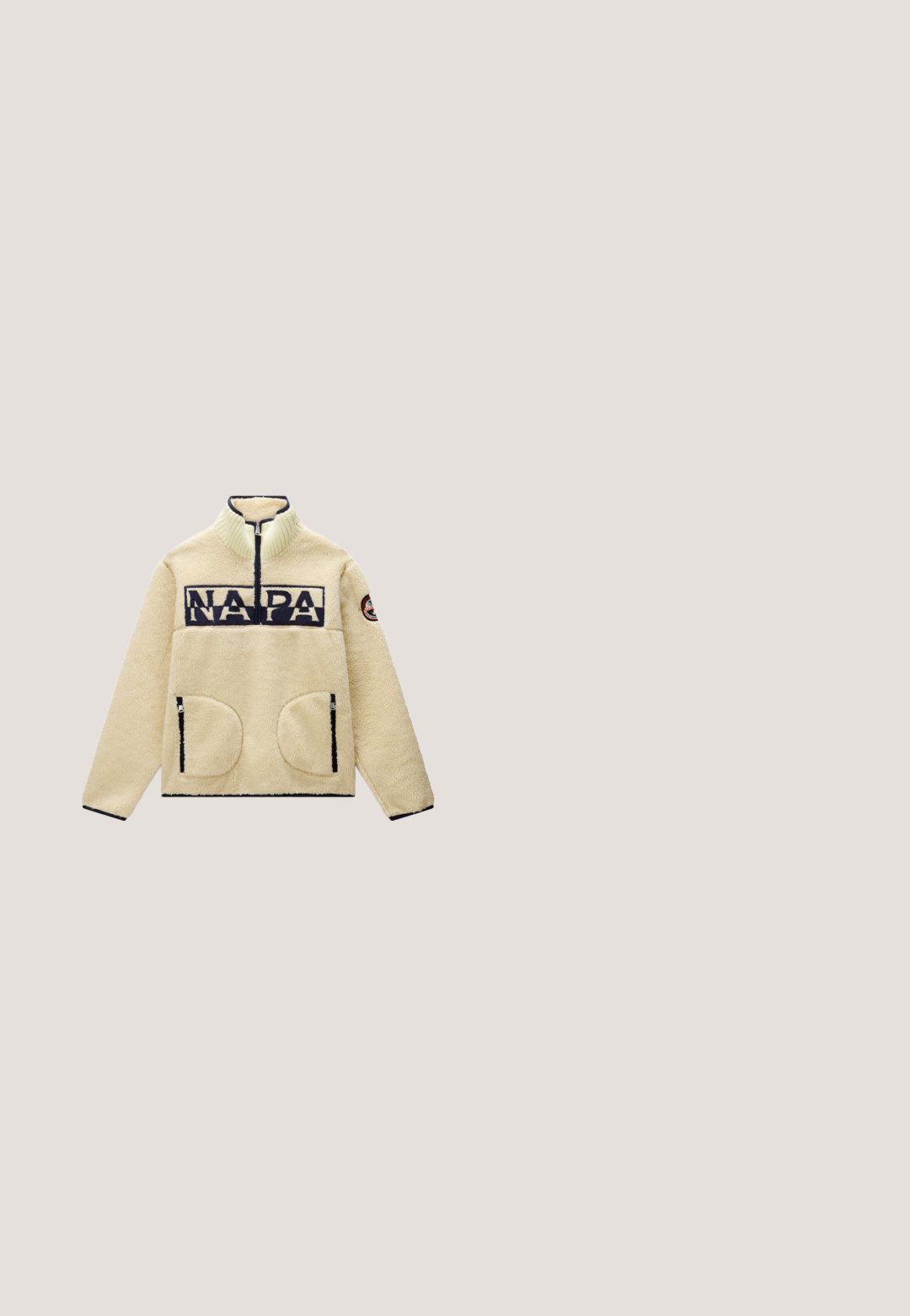 Pull polaire beige avec demi-fermeture éclair, deux poches avant zippées, bordure noire, et texte "NAPA" sur la poitrine, ainsi qu'un écusson rond de la marque sur la manche.; T-shirt blanc à manches courtes avec col rond et petit logo floral vert et orange avec le texte "NAPAPIJRI" sur le côté gauche de la poitrine.; Shorts cargo beige mi-cuisse avec poches à rabat latérales, passants pour ceinture et fermeture à bouton à la taille.; Botte à lacets en cuir noir et tan avec un col rembourré gris et une semelle épaisse blanche cassé, vue de côté sur fond blanc.; Lunettes de soleil sportives bleu marine avec de grandes lentilles rectangulaires et des branches rouges ornées d'un petit logo près des charnières.; Petit sac bandoulière bleu foncé compact avec bords arrondis, passants latéraux beige et sangle noire réglable.