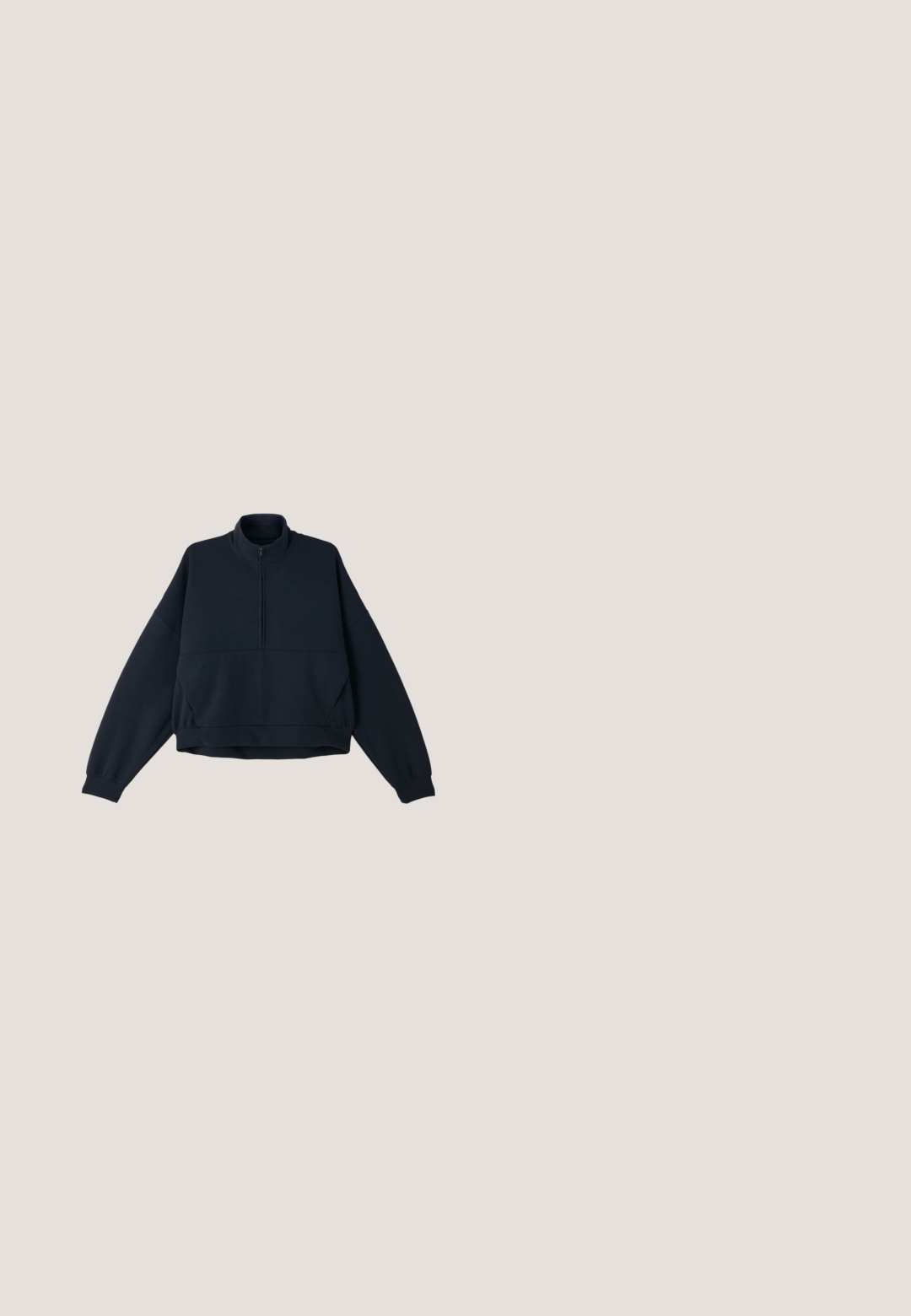 Navy Pullover-Sweatshirt mit hohem Kragen, halbem Reißverschluss vorne und überschnittenen Schultern. Weicher, strukturierter Stoff mit elastischen Bündchen und Saum.; Braunes Kurzarmhemd aus glattem Stoff mit hohem Hals und weißen Akzenten an den Ärmelabschlüssen, mit einem kleinen Logo auf der Brust.; Braune Sportshorts mit elastischem Bund und Kordelzug. Versehen mit weißem Nike- und Athletics-Logo; weicher Baumwollmischstoff.; Nike Air Max Laufschuh mit silbernem, schwarzem und lila Mesh, in der Luft schwebend über einer Betonfläche und Treppen.; Grau gepolsterte Schultertasche mit einer geschwungenen Form, glatter Textur, verstellbarem Träger und einem dezent prägierten Logo auf der Vorderseite.; Silberne Creolen mit glänzender Oberfläche und DKNY-Logo, vor einem schlichten weißen Hintergrund präsentiert.