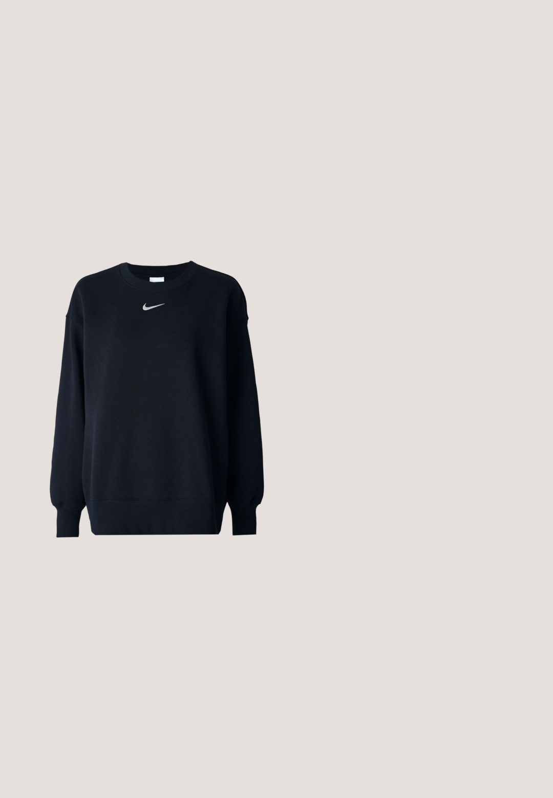 Sort sweatshirt lavet af bomuldsblanding; ribbet rund hals, lange ærmer og elastiske manchetter; har et lille sølvfarvet Nike-logo på brystet.; Hvid skjorte med krave, knaplukning og lodrette striber, lange ærmer, enkelt brystlomme, lavet af glat stof med en blød tekstur.; Sorte løse sweatpants med elastisk talje og lille hvidt logo på højre side.; Gul letvægts træsko med et perforeret, tekstureret design og en sikker bagrem. Glat overflade med en blank finish.; Blå og sortstribet polstret shoppertaske med to hængsler og et hvidt mærke med teksten "Mads Nørgaard Copenhagen" på forsiden.; Sølv metaløreringe med et svunget design, der har glatte overflader og en poleret finish, sikret med en sommerfugleklips.