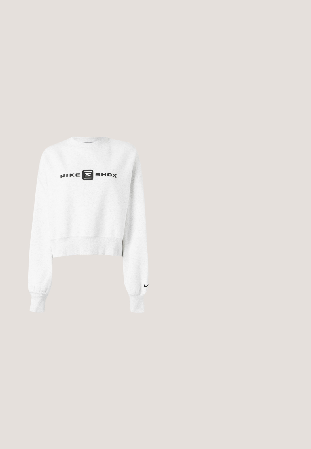 Weißes kurzes Sweatshirt mit langen Ärmeln, das vorne ein schwarzes "NIKE SHOX"-Logo und am Ärmelbündchen einen kleinen schwarzen Nike-Swoosh zeigt.; Weißes, kurz geschnittenes T-Shirt mit kurzen Ärmeln und einem roten, kreisförmigen Columbia Sportswear-Logo, das mittig auf der Brust platziert ist.; Schwarze Jogginghosen aus weichem Stoff, mit schmal zulaufendem Bein, elastischem Bund und gerippten Bündchen sowie Seitennähten für einen maßgeschneiderten Look.; Niedrig geschnittener Sneaker aus pfirsichfarbenem und braunem Wildleder mit weißen Schnürsenkeln, rotem Seitenstreifen und weißer Sohle vor hellem Hintergrund.; Helles blaues, halbmondförmiges Schultertasche mit gepolstertem Riemen und seitlichem Reißverschluss auf weißem Hintergrund.; Silberne Creolen mit einer glatten, reflektierenden Oberfläche. Runde, große Form mit einem sicheren Verschluss an der Oberseite. Polierte Oberfläche betont den Glanz.