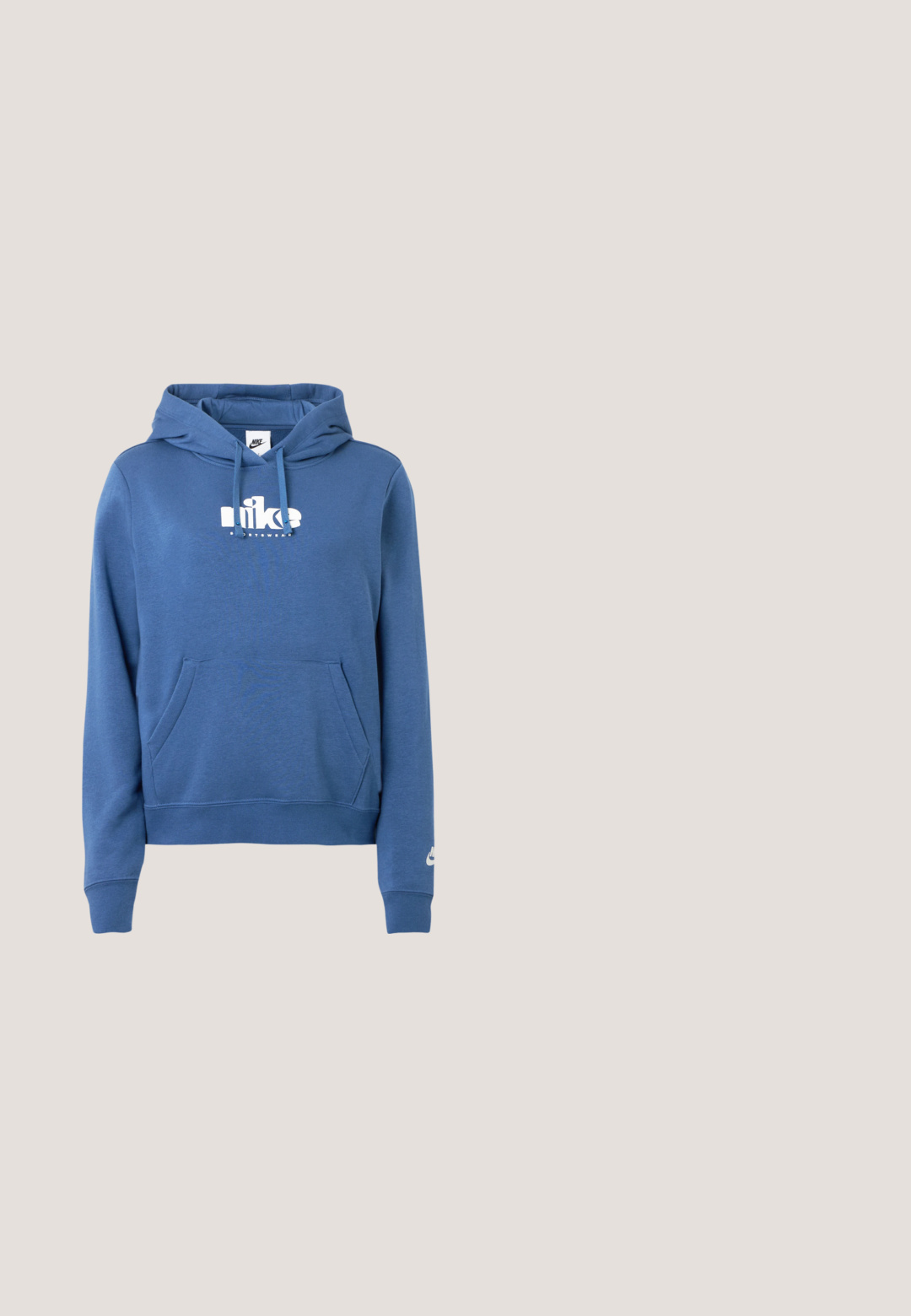 Blauwe hoodie met een kangaroo-zak aan de voorkant, trekkoord in de capuchon en een wit Nike-logo op de borst en mouw. Gemaakt van zacht, gestructureerd stof.; Zwarte Nike T-shirt met korte mouwen, grote witte "NIKE" tekst, kleine gouden Nike Swoosh erboven en de tekst "SPORTS CLUB" onder het logo.; Marineblauwe, geribbelde sportshorts met een elastische tailleband, voorzien van een klein wit Nike-logo aan de onderzijde. Zachte stof.; Zwarte en grijze Nike Dunk lage sneakers met geperforeerde neus, gladde leren accenten en rubberen zool met een gestructureerd profiel.; Hexagona CONFORT - Schoudertas - tan; Zilveren kettinkje met kleine vierkante schakels en een enkele rechthoekige groene edelsteen gecentreerd op een witte achtergrond.