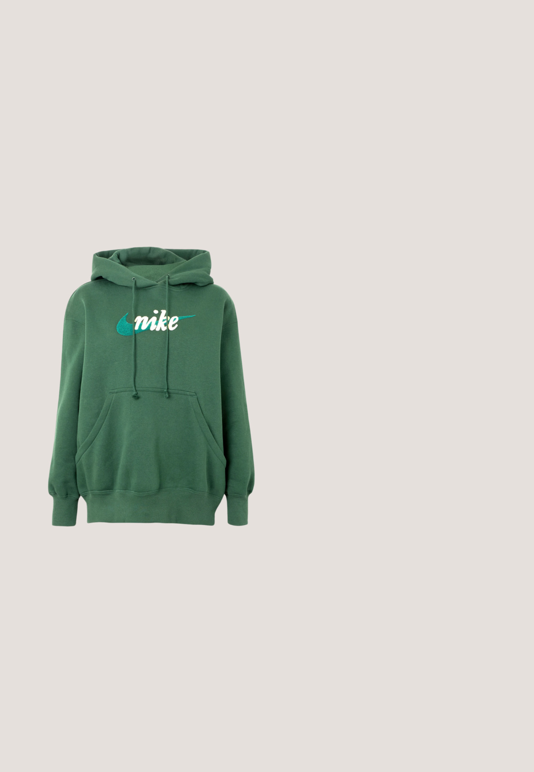 Sweat à capuche vert en mélange de coton avec une poche kangourou, des poignets côtelés et un logo Nike brodé en blanc et bleu sarcelle sur le devant.; T-shirt bleu clair à manches courtes avec un col rond et un petit logo triangulaire blanc sur la poitrine gauche, sur un fond uni.; Short de sport gris clair avec taille élastique et petit logo circulaire Nike sur la partie inférieure de la jambe droite.; Baskets Nike argentées avec une finition lisse, présentant un design à lacets et une semelle noire. Tige texturée avec des accents subtils et logo.; Sac à main argenté avec un motif texturé de formes géométriques et de cercles, doté d'une poignée arrondie et d'une bandoulière amovible.; Boucles d'oreilles en argent en forme de créoles, ornées d'un cœur et d'un pendentif en forme de diamant. Texture lisse avec une finition polie.