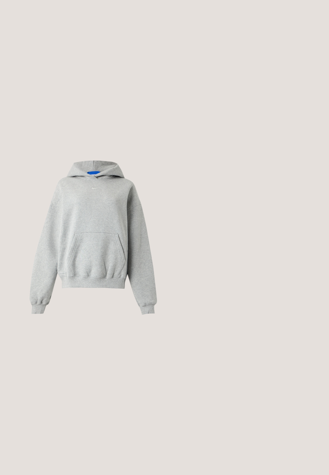 Vaaleanharmaa pitkähihainen huppari, jossa edessä kengurutasku, resorit hihoissa ja helmassa sekä pieni valkoinen Nike-logo keskellä kaula-aukon lähellä.; Musta harmaa pitkähihaise urheilupaita, jossa on vaaleanharmaat sivupaneelit ja valkoinen "Nike Shox" -logo rinnassa.; Nike Sportswear TROUSER  - Housut - vintage green/light army; Valkoiset Nike-tennarit, joissa on teksturoitu päällinen, sileä varvasosa ja mustat pehmustekohdat. Nyöritysstiilillä, jossa on vahvistettu kantapää.; Musta kangas laukku, jossa on aaltoileva tekstuuri, ominaisuutena kierteinen kahva ja pyöreä muoto. Pehmeä, tuuhea materiaali, joka antaa miellyttävän tuntuman.; Hopeiset metalliset renkaskorvakorut, joissa on sileä, hieman kaareva pinta ja lukolliset takakiinnitykset yksinkertaisella valkoisella taustalla.