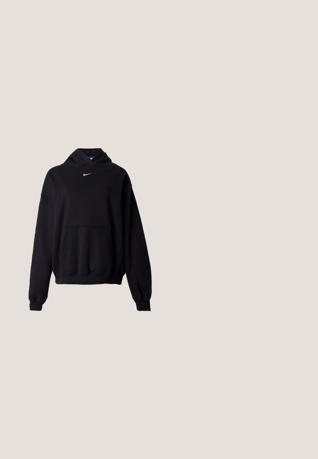 Sweat à capuche noir Nike avec poche avant, manches longues, poignets et ourlet côtelés, et petit logo blanc Nike swoosh centré sous la capuche.; Haut de sport noir sans manches avec un col asymétrique torsadé et un petit logo Nike blanc sur le côté inférieur gauche.; Shorts de sport vert clair avec une couche de compression intérieure et une large ceinture, conçus pour un usage actif.; Chaussure de sport noire avec une tige en tissu texturé, une semelle blanche et un système de laçage prononcé. Présente un logo Nike et un design doux et rembourré.; Sac fourre-tout en nylon bleu avec des anses noires, arborant un grand logo blanc Nike swoosh. Fermeture éclair sur le dessus et poche supplémentaire sur le côté.; Gants courts roses avec des accents noirs, arborant un logo Nike blanc, des paumes rembourrées et un design sans doigts pour une meilleure adhérence et flexibilité.